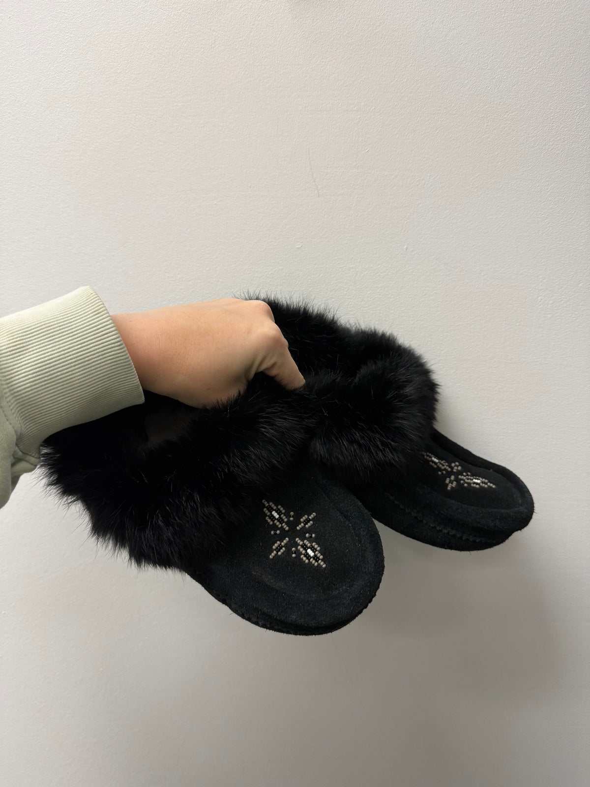 MOCCASIN SLIPPERS SIZE YOUTH 3