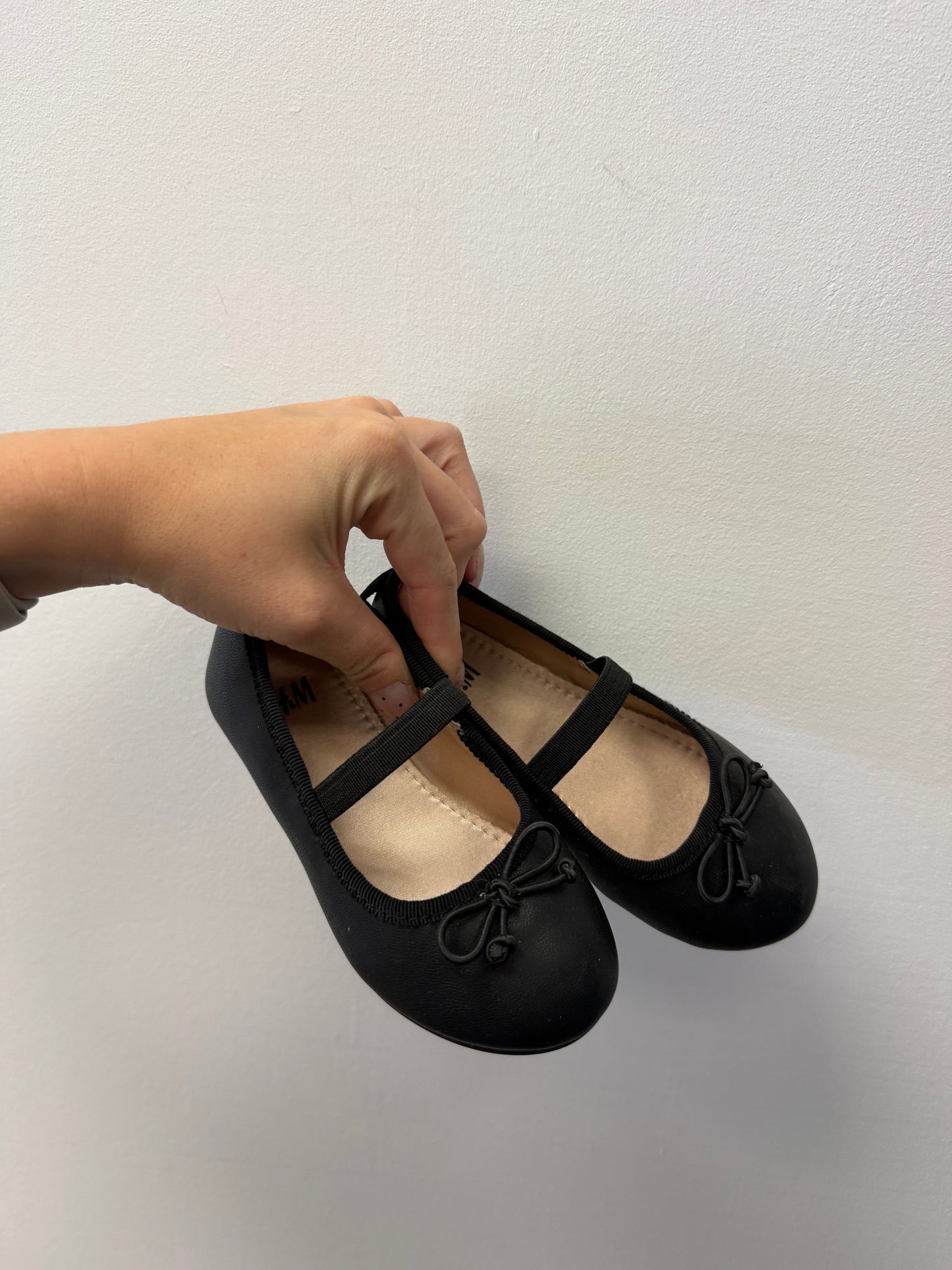 NEW H&M BLACK BOW SANDALS SIZE 7 NEW
