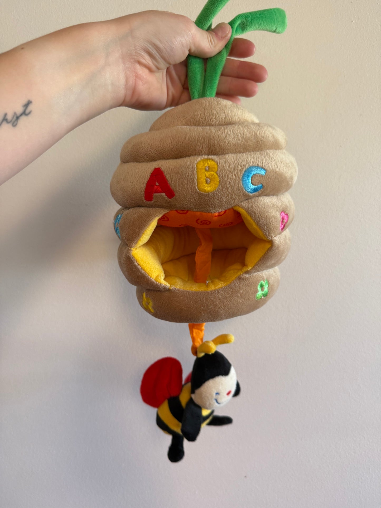 MELISSA & DOUG PULL BEE HIVE TOY (MOBILE)