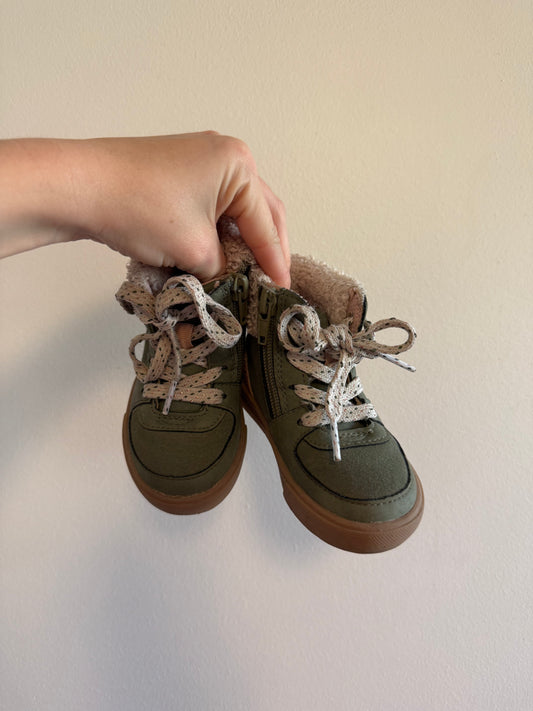OSHKOSH SHOES SIZE 5-6