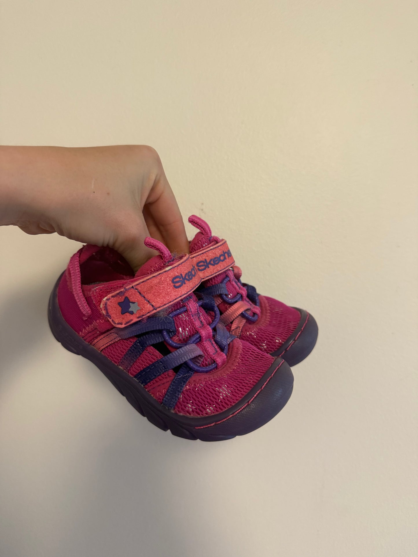 SKETCHER SANDALS SIZE 6