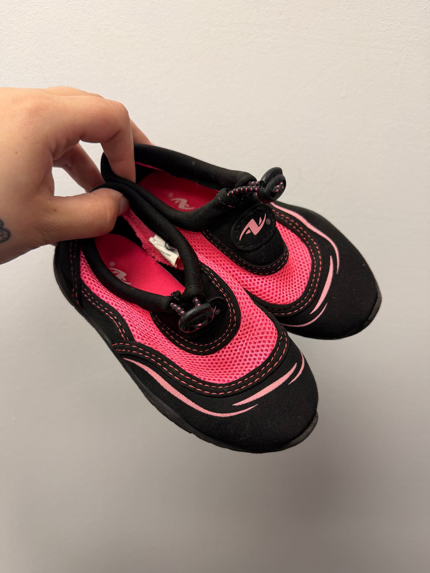 ATHLETIC WORKS PINK WATER SHOES SIZE 7-8