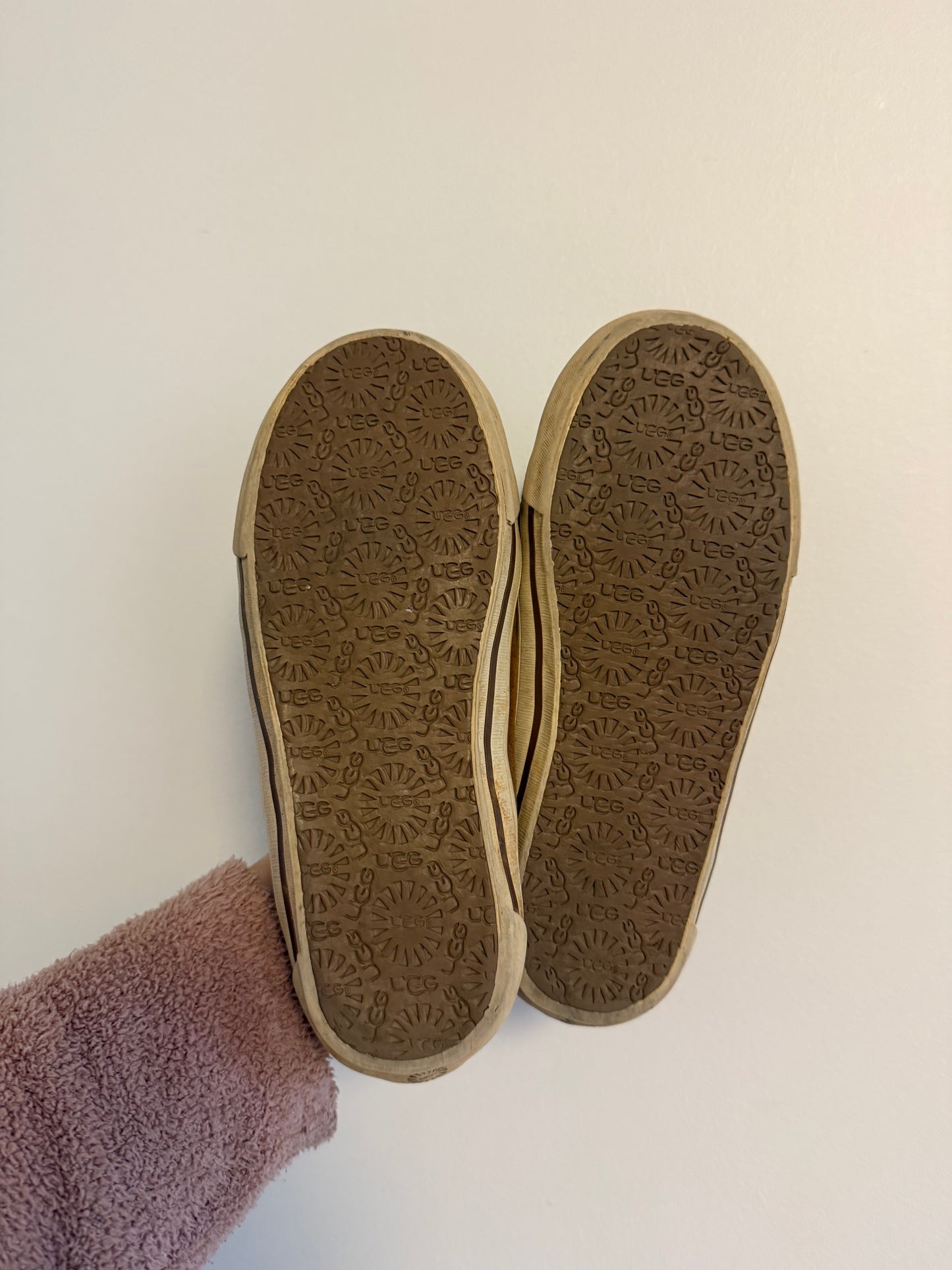 UGGS HARD BOTTOM SLIPPERS SIZE YOUTH 3