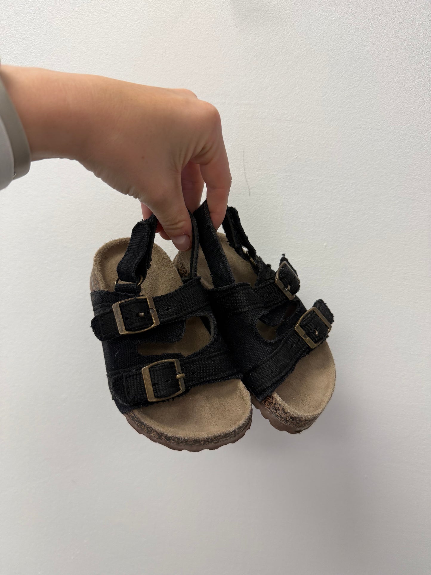 CASTRELL SANDALS SIZE 8