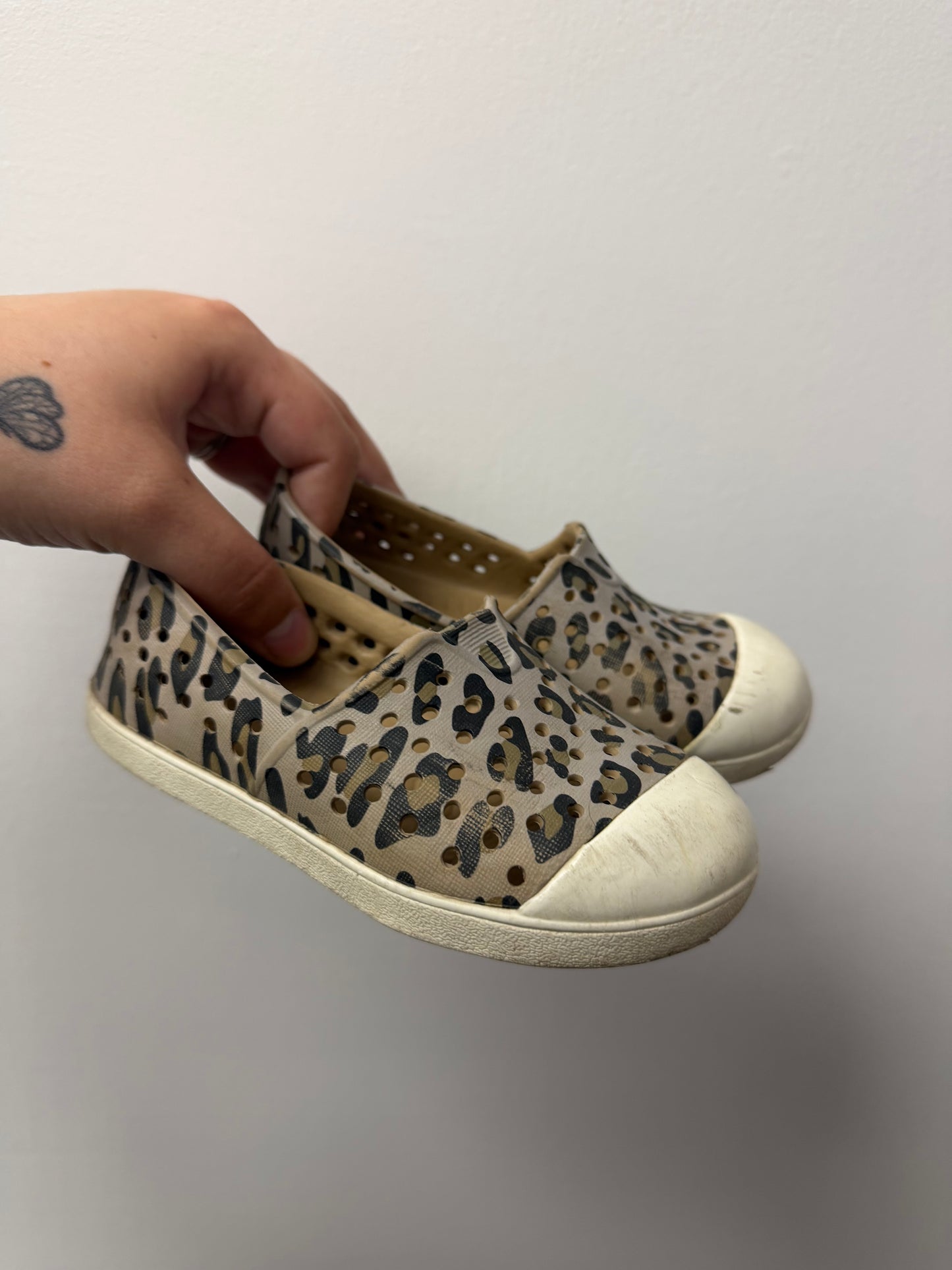 OLD NAVY CHEETAH SANDALS SIZE 8