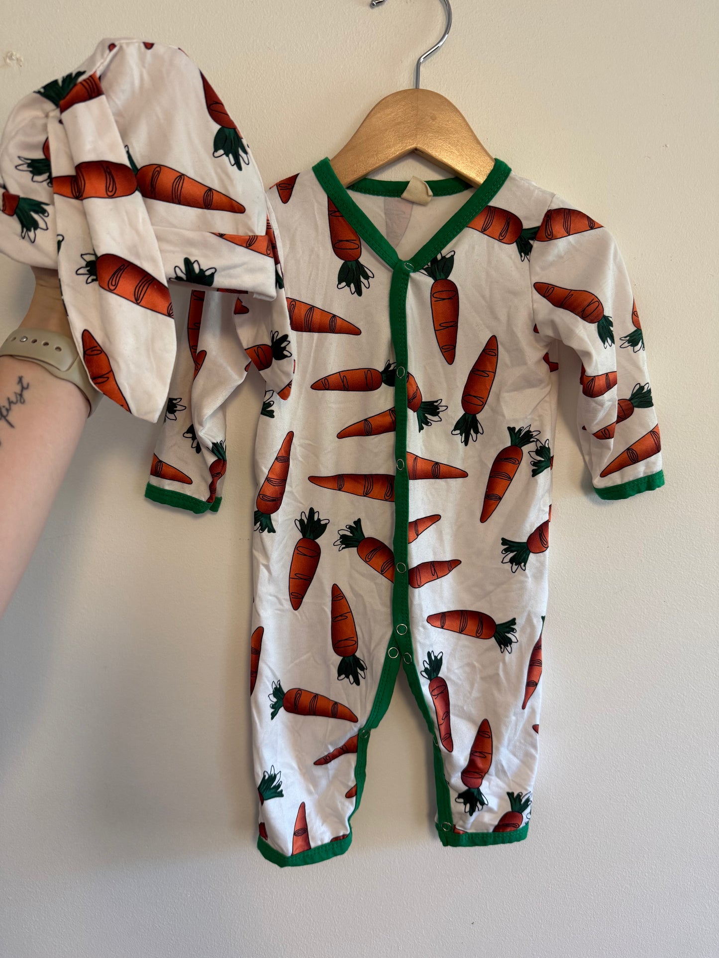 UNKNOWN BRAND CARROT OUTFIT SIZE 6M