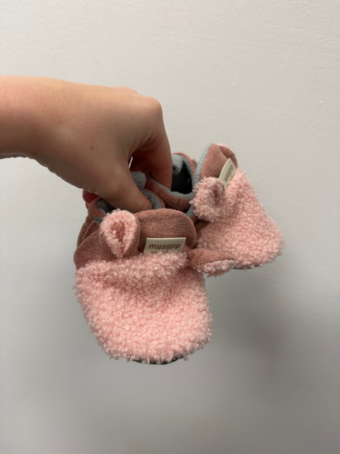 PINK SLIPPERS SIZE 6-12M