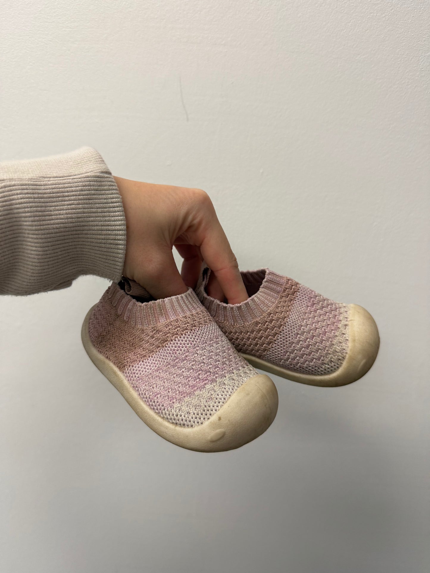FIRST TIME WALKER SHOES SIZE 4-5