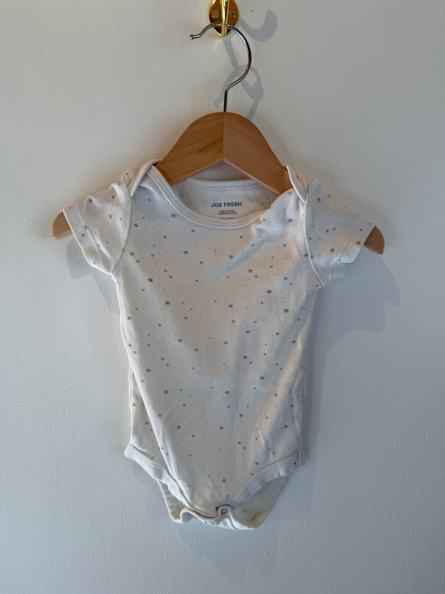 JOE FRESH WHITE STAR ONESIE 3-6M