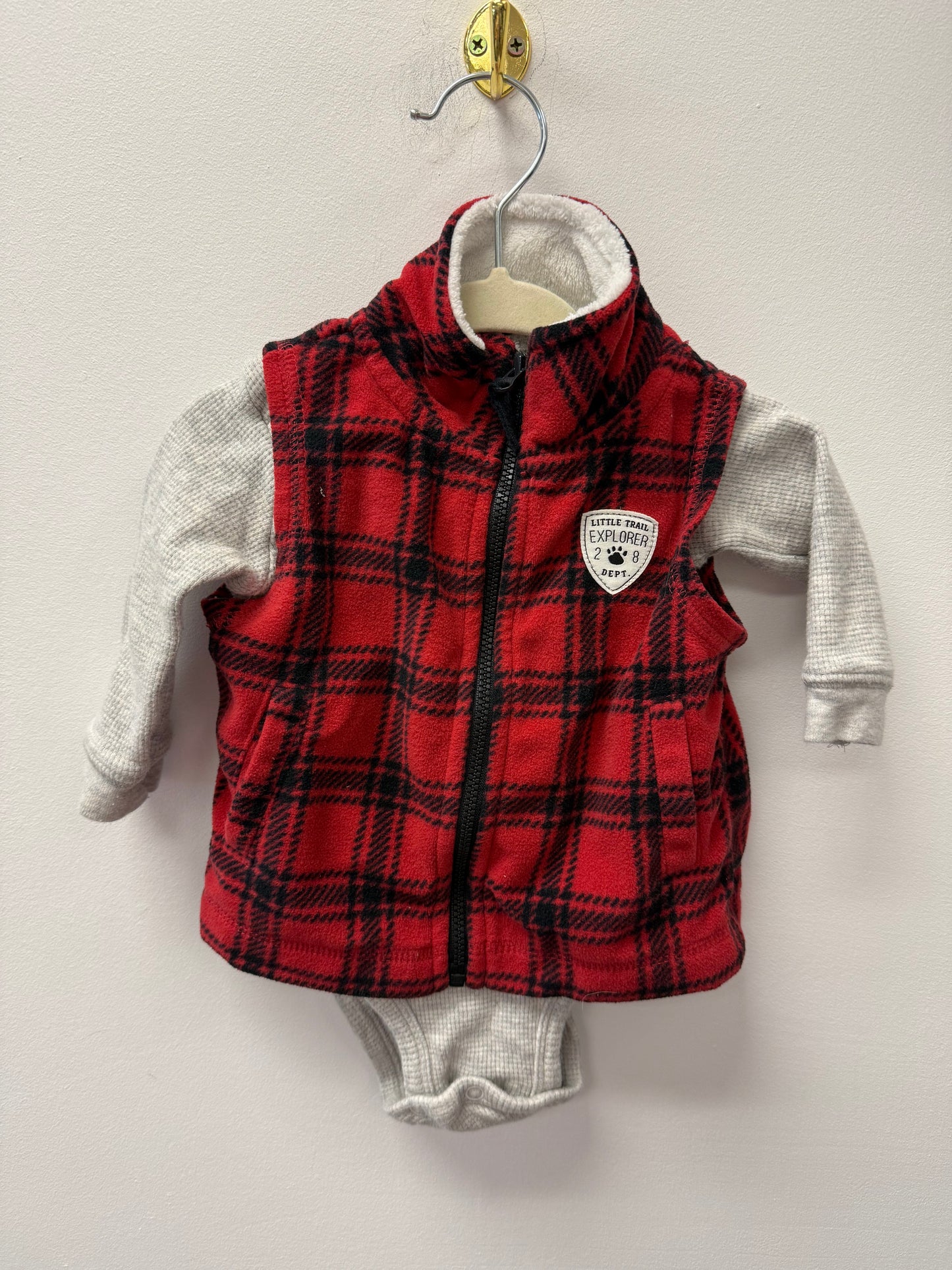 CARTERS ONESIE & VEST SIZE 6M