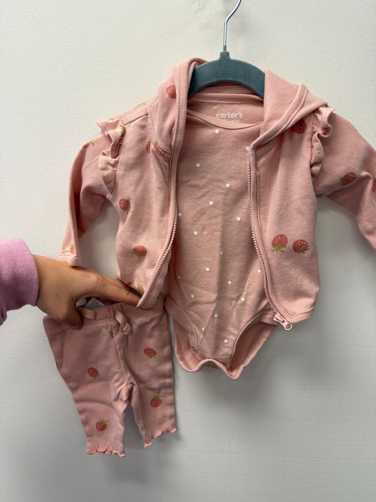 CARTERS 3 PIECE STRAWBERRY SET SIZE NEWBORN