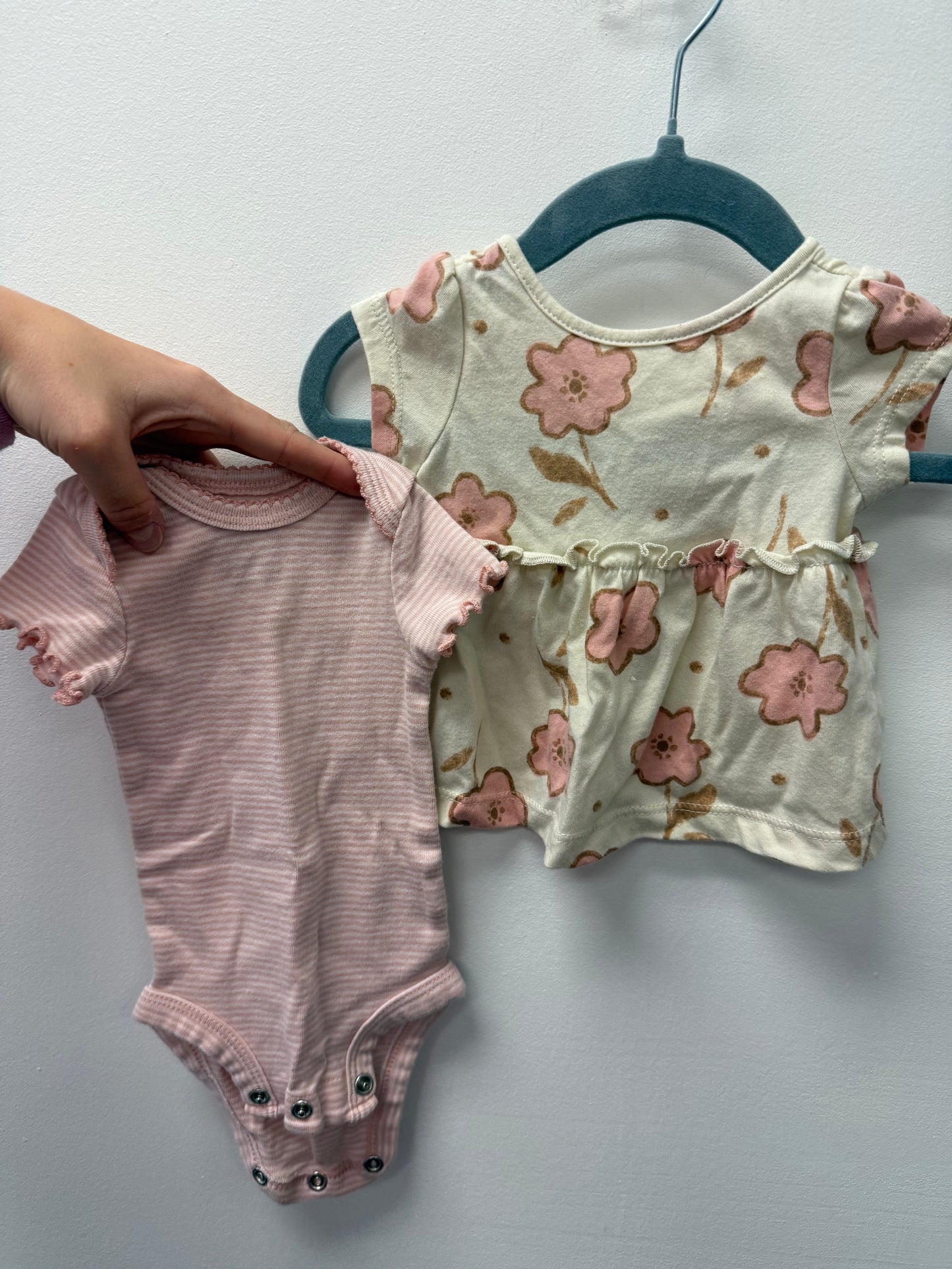CARTERS 3 PIECE FLORAL OUTFIT SIZE NEWBORN