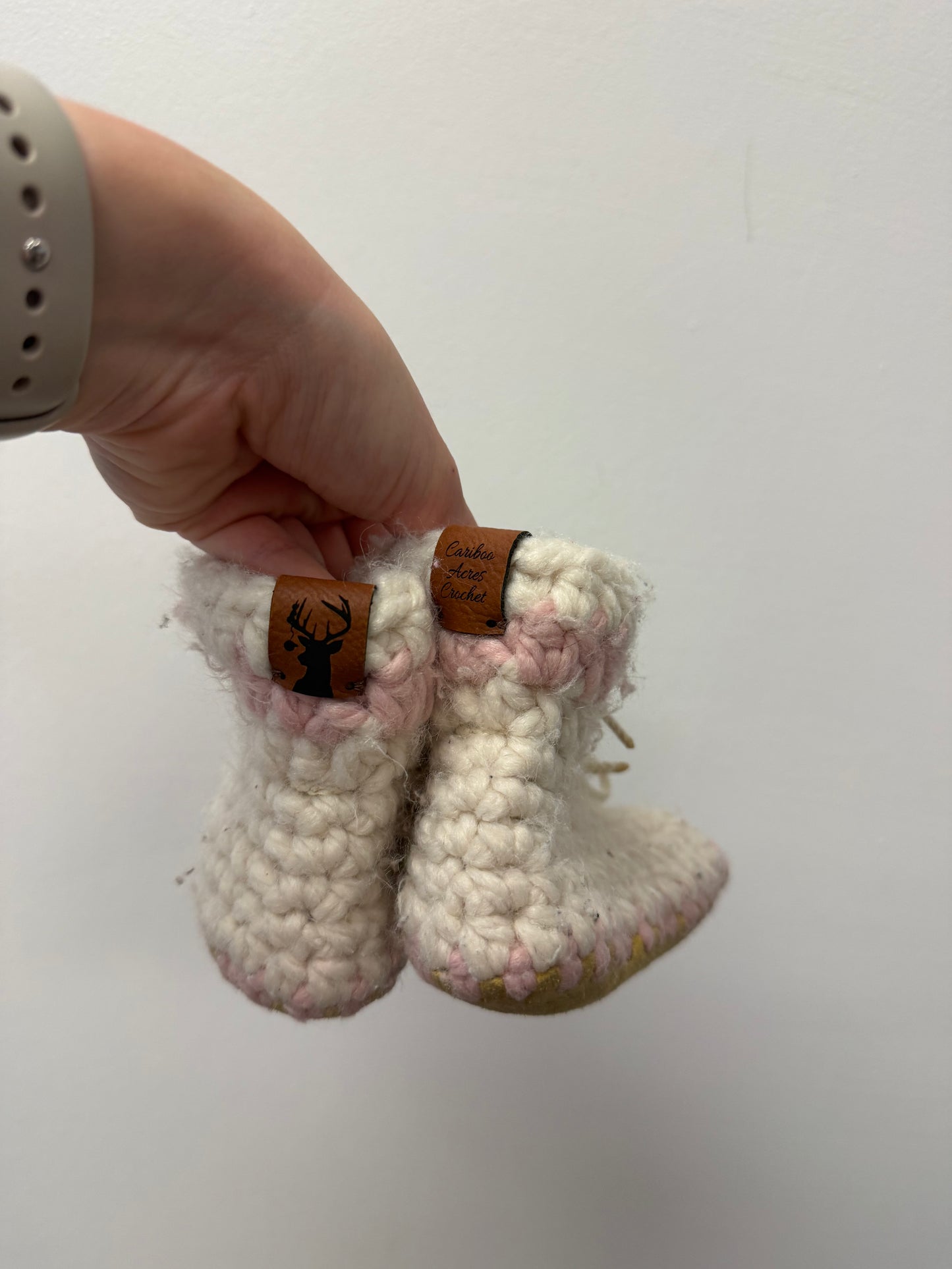 CARIBOO ACRES CROCHET SLIPPERS SIZE 7