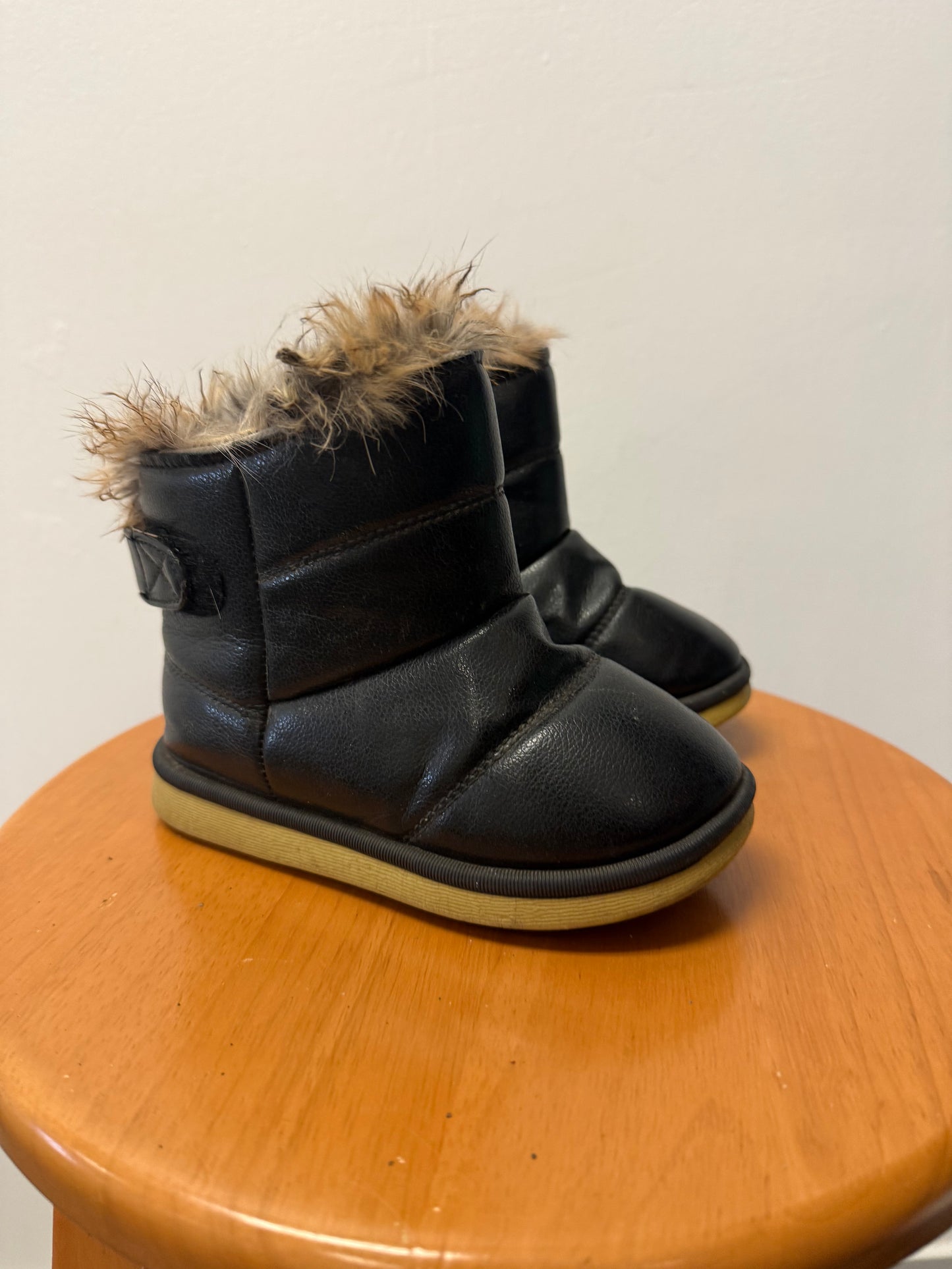 LEATHER FUR BOOTS SIZE 8