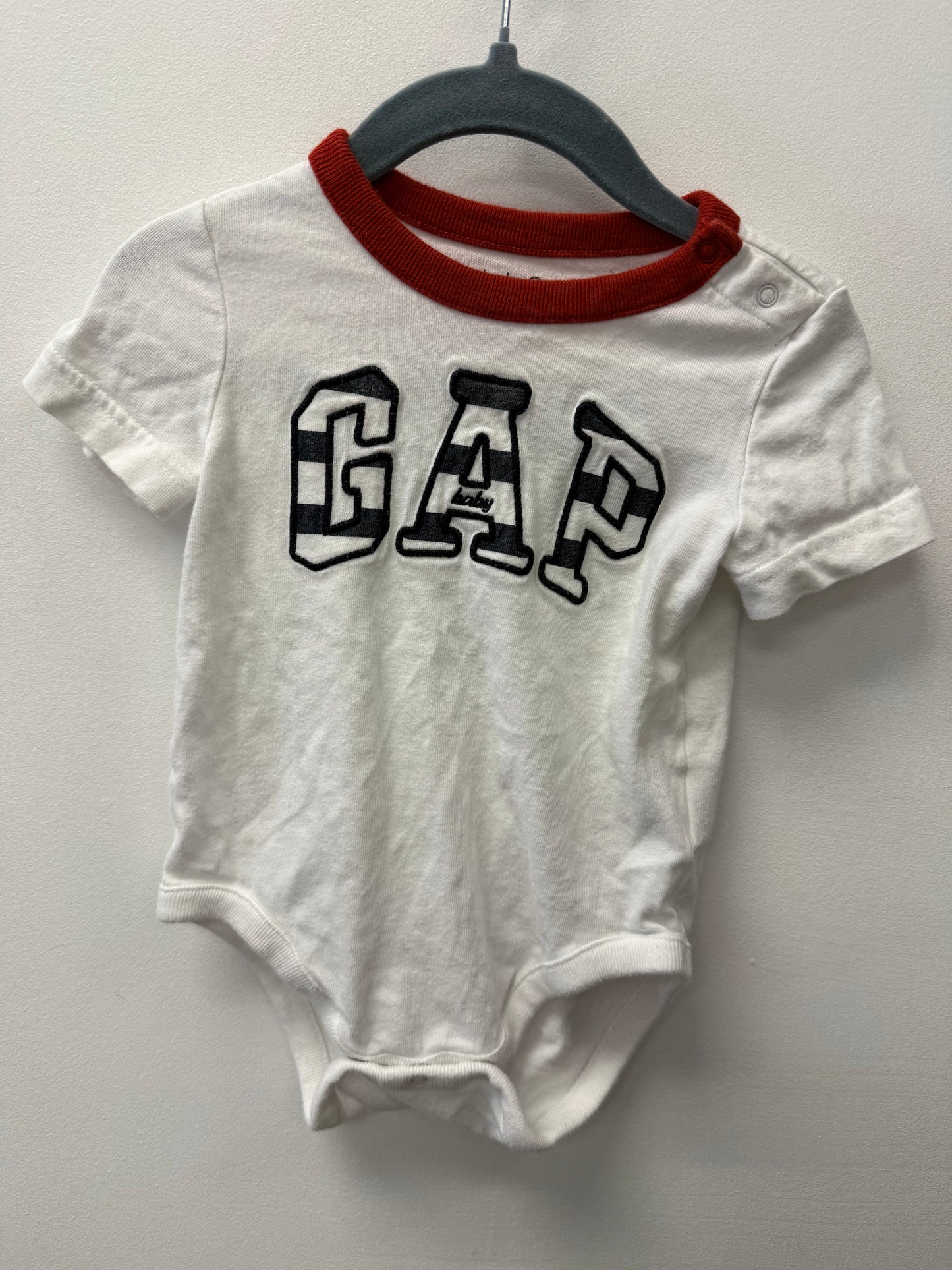 BABY GAP ONESIE SIZE 6-12M