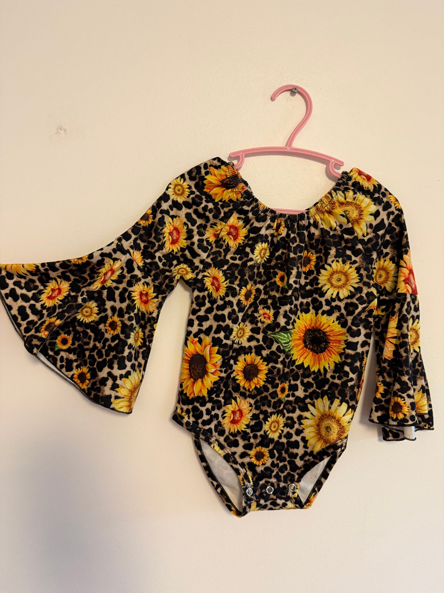 UNKNOWN BRAND SUNFLOWER ONESIE SIZE 12-18M (FITS LARGER)
