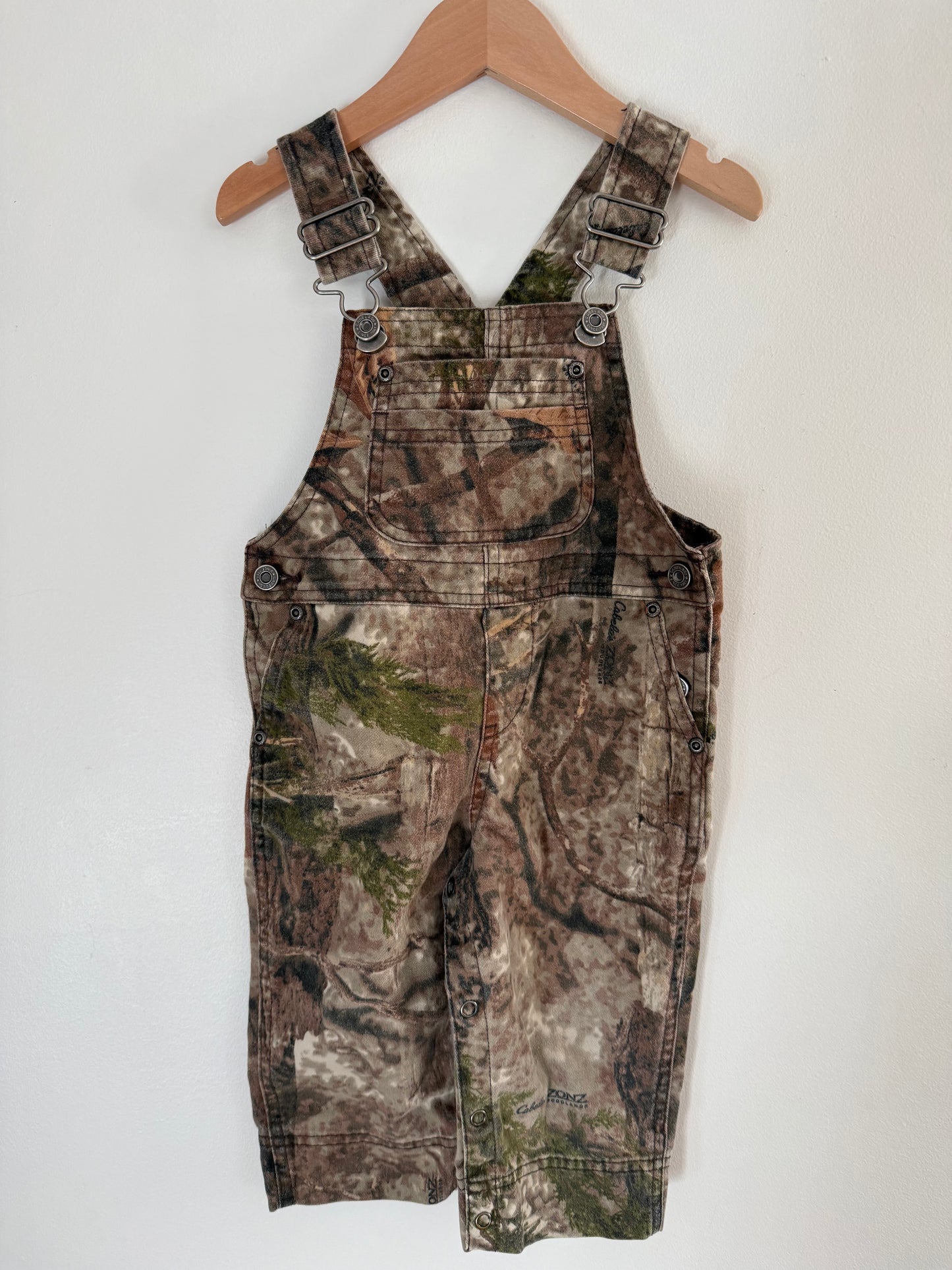 CABELAS CAMO OVERALLS SIZE 18M