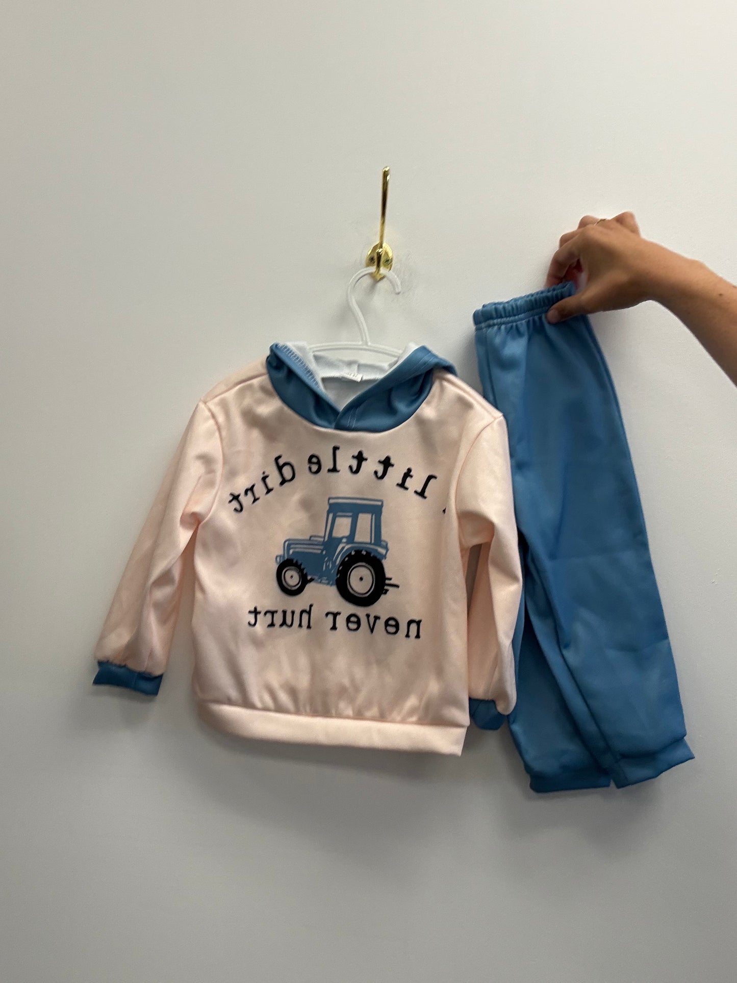 UNKNOWN BRAND TRACTOR OUTFIT SIZE 18-24M (FITS LARGER)