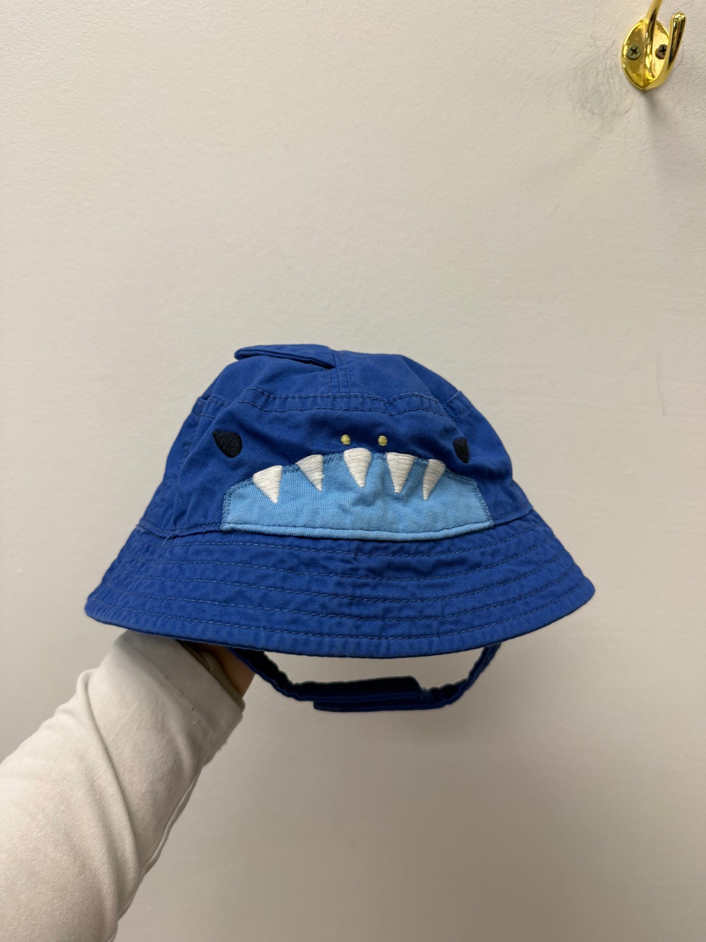 GYMBOREE SHARK HAT SIZE 6-12M