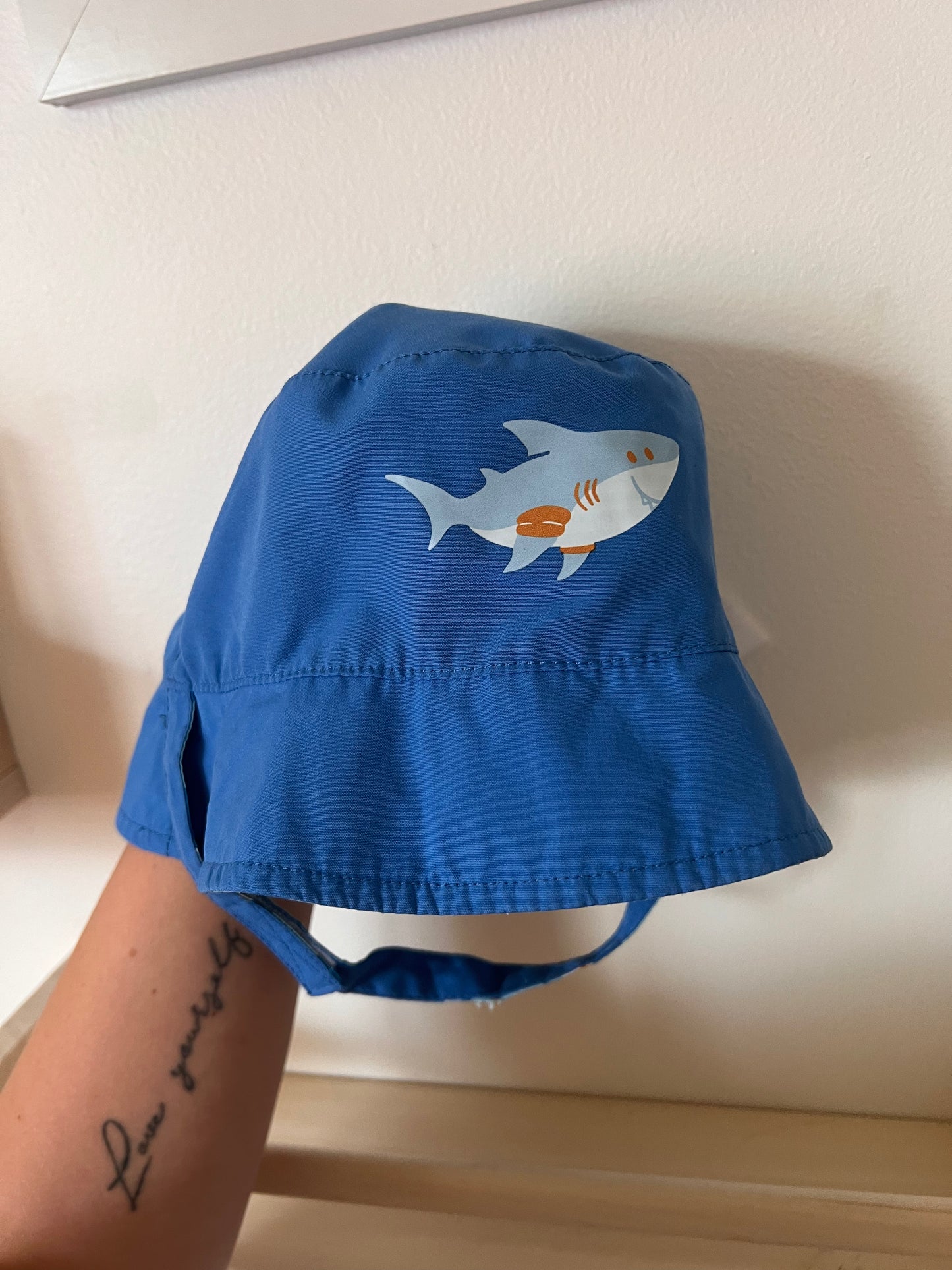 JOE FRESH REVERSIBLE SHARK HAT 12-24M