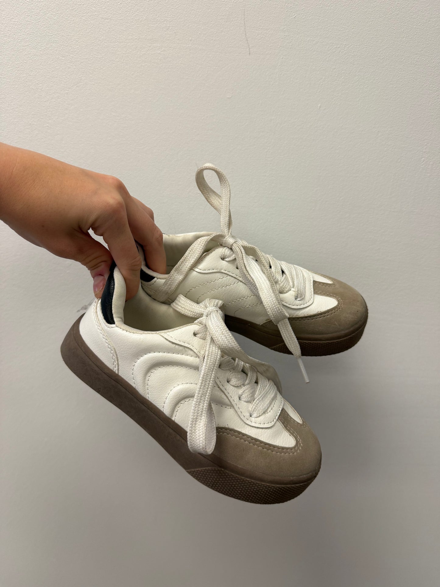 JOE FRESH RUNNERS SIZE 12