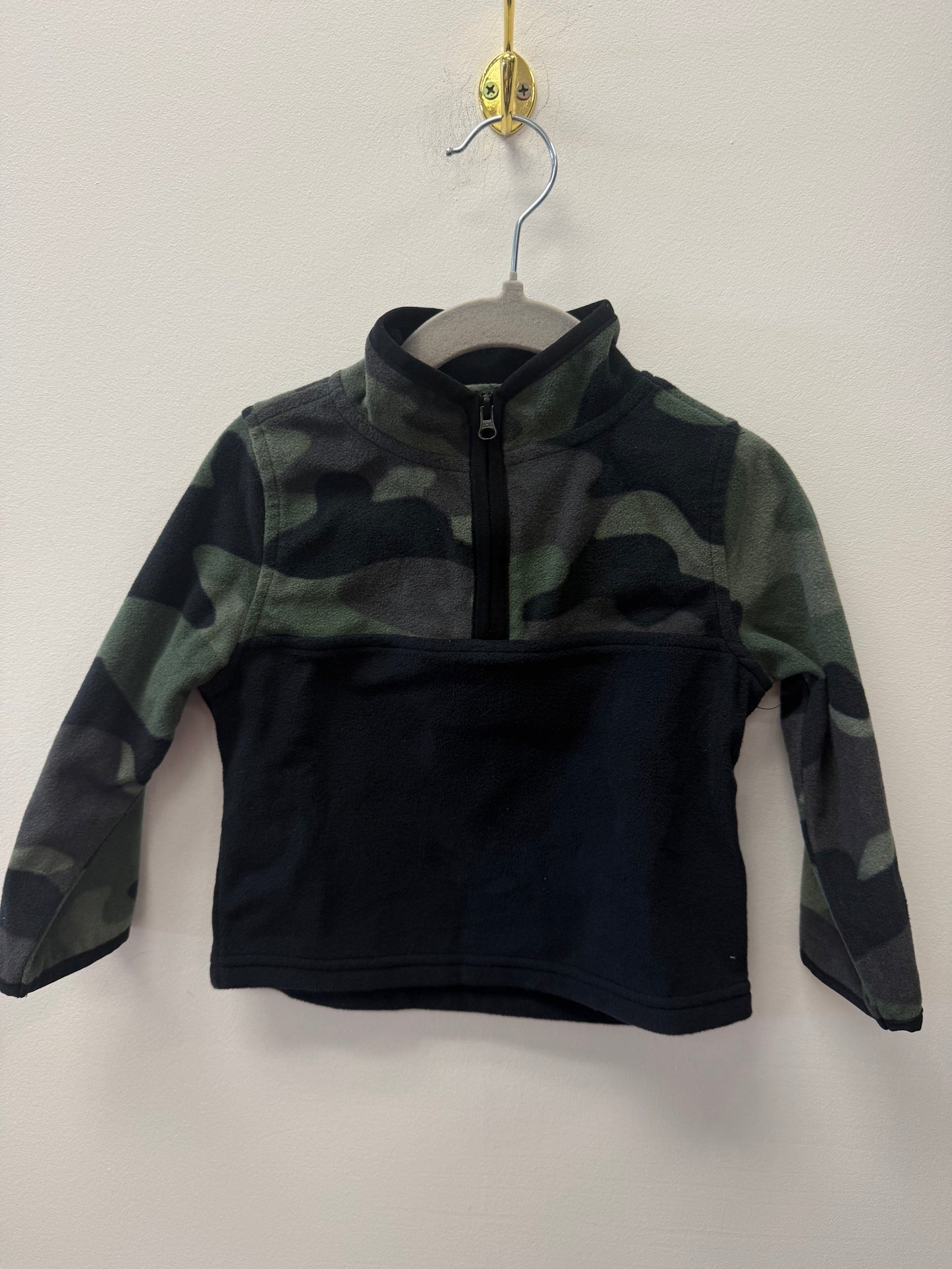 OSHKOSH CAMO PULLOVER SIZE 18M