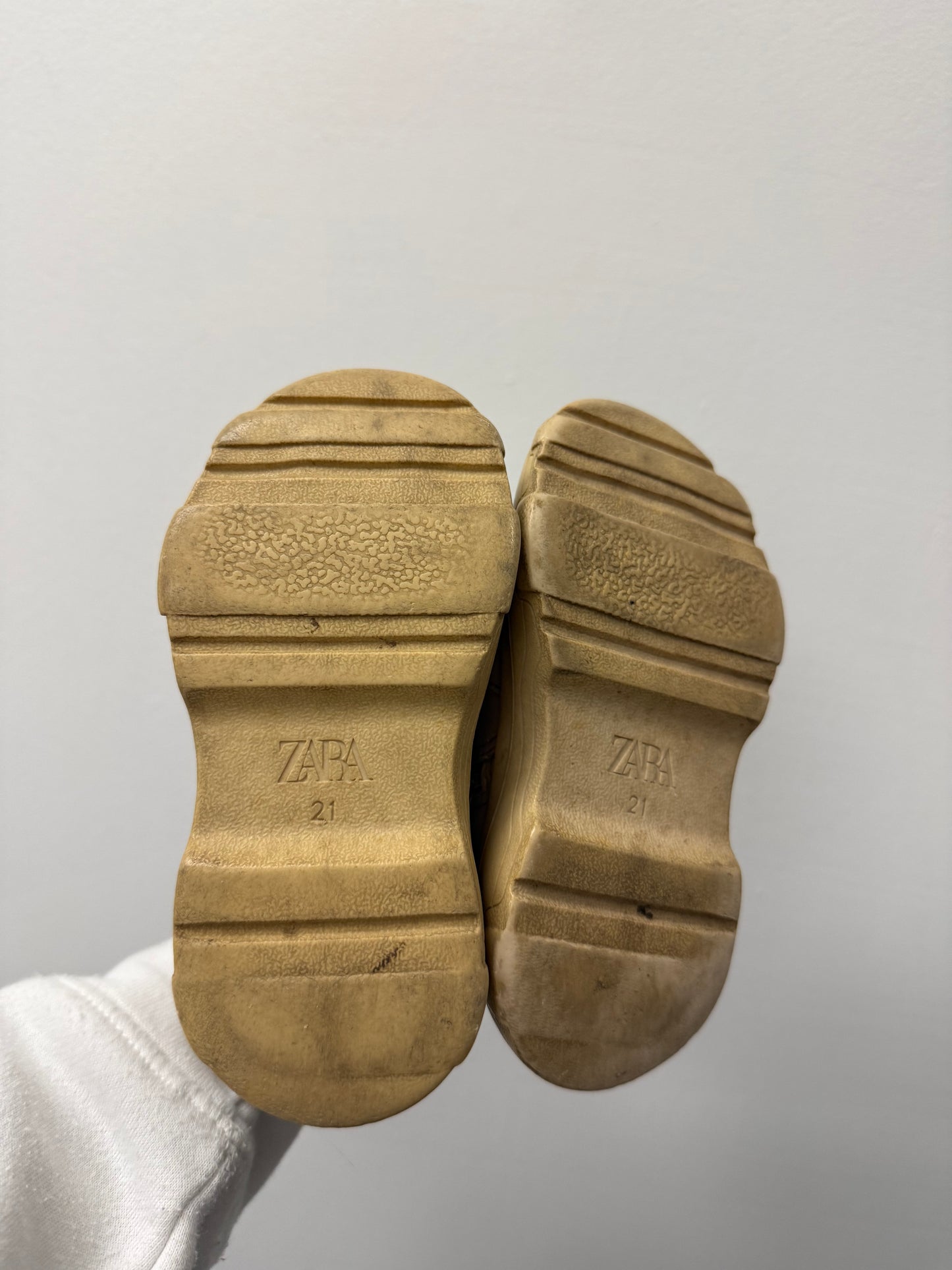 ZARA BOOT SIZE 6 TODDLER