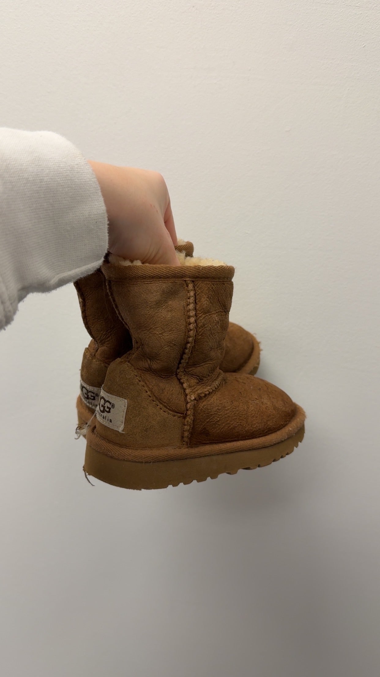 UGGS SIZE 6-7 TODDLER