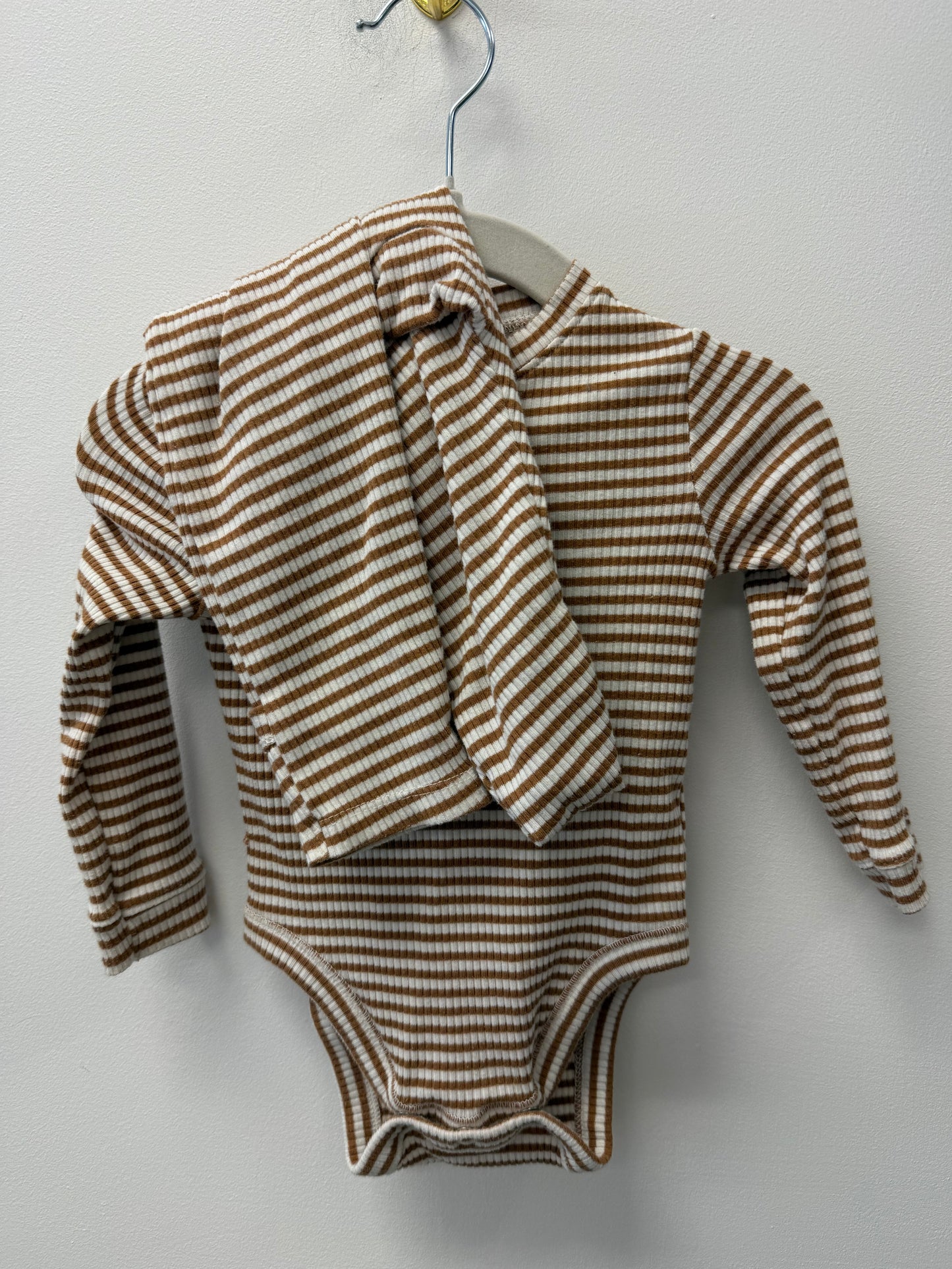 OLD NAVY BROWN STRIPPED ONESIE SET SIZE 3-6M