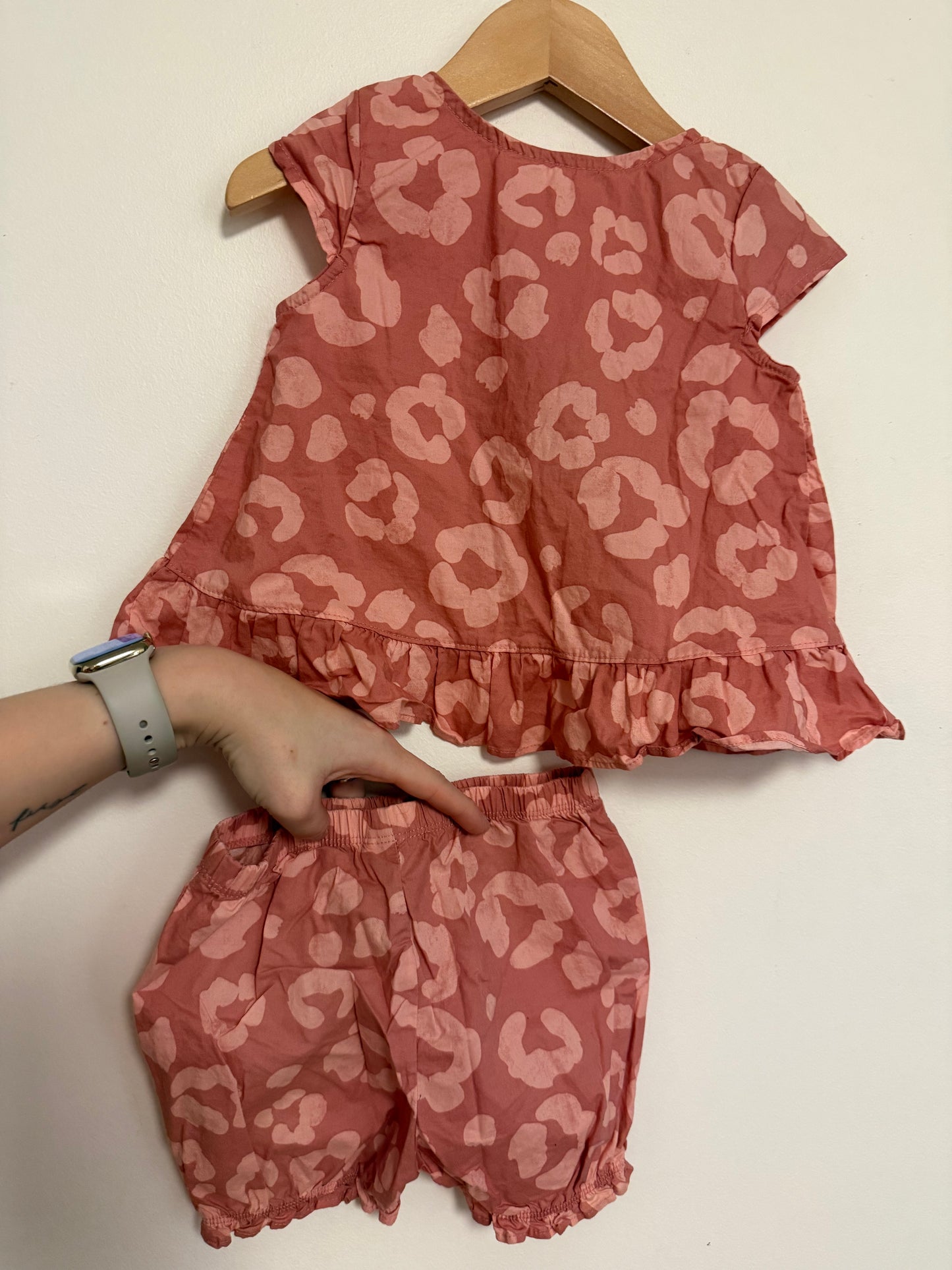 CARTERS CHEETAH PRINT OUTFIT SIZE 24M