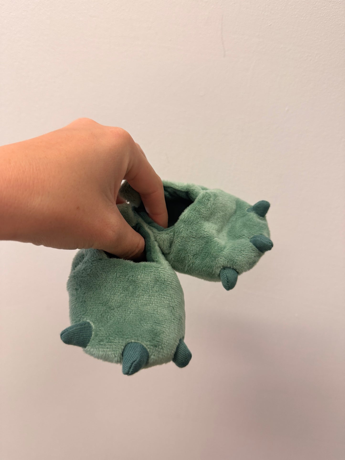 CARTERS NEWBORN DINO SLIPPERS