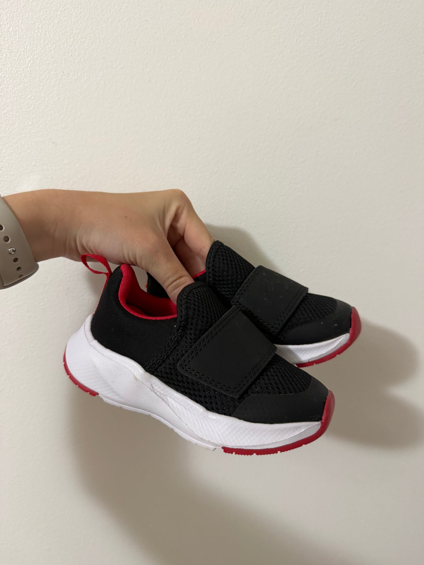 NEAR NEW ATHLETIC WORKS RUNNERS SIZE 6