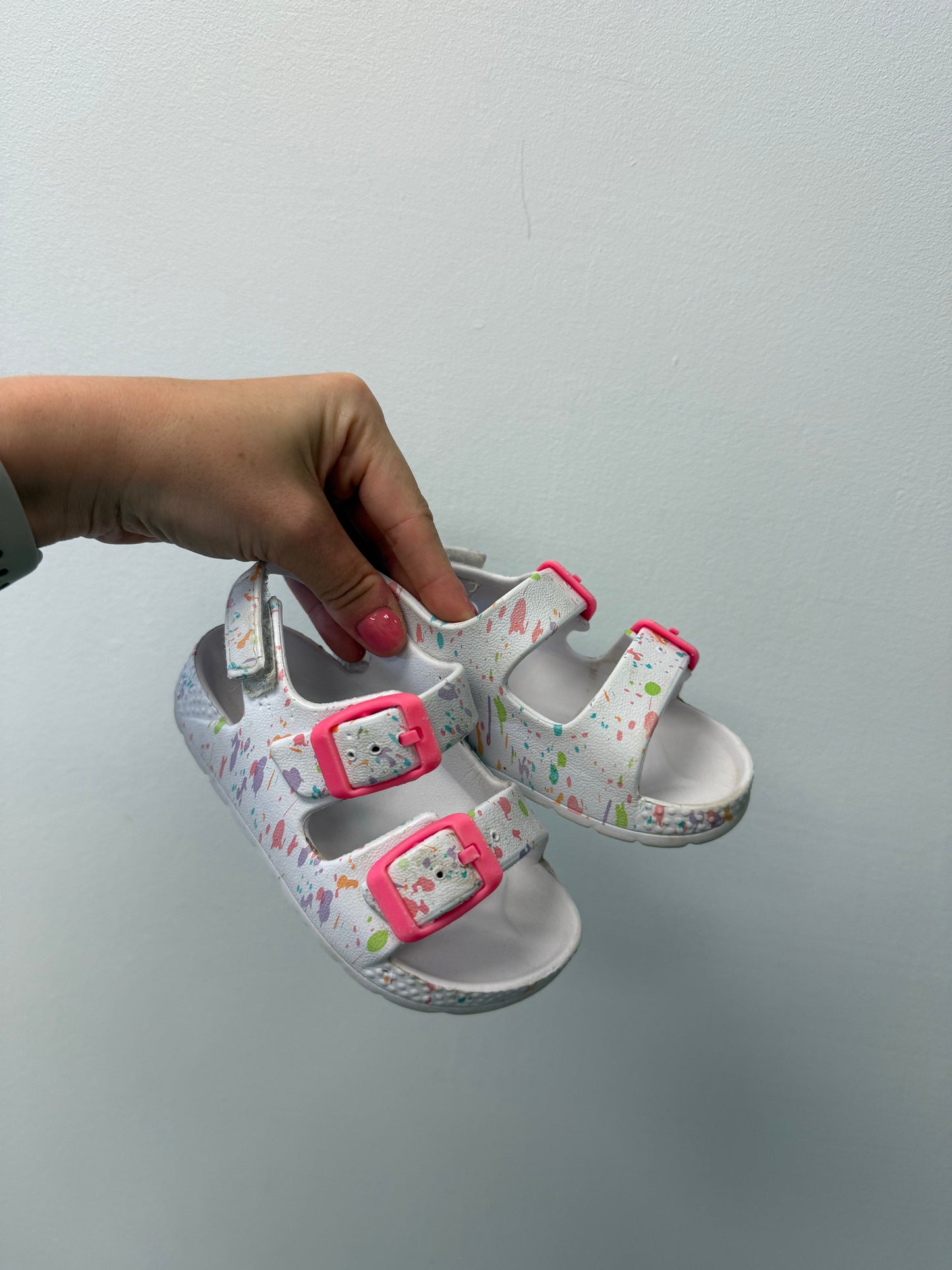 CHILDRENS PLACE SANDALS SIZE 6