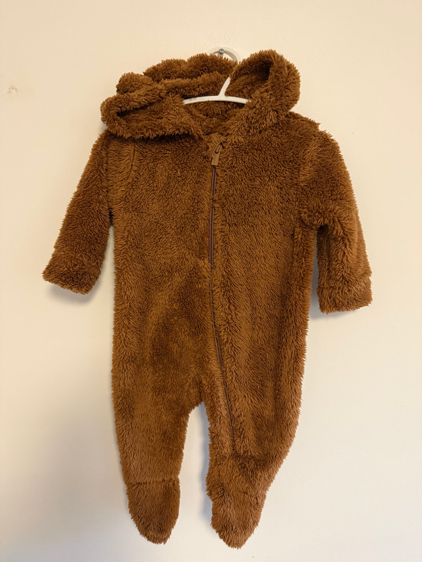 OLD NAVY FUZZY SUIT SIZE 3-6M