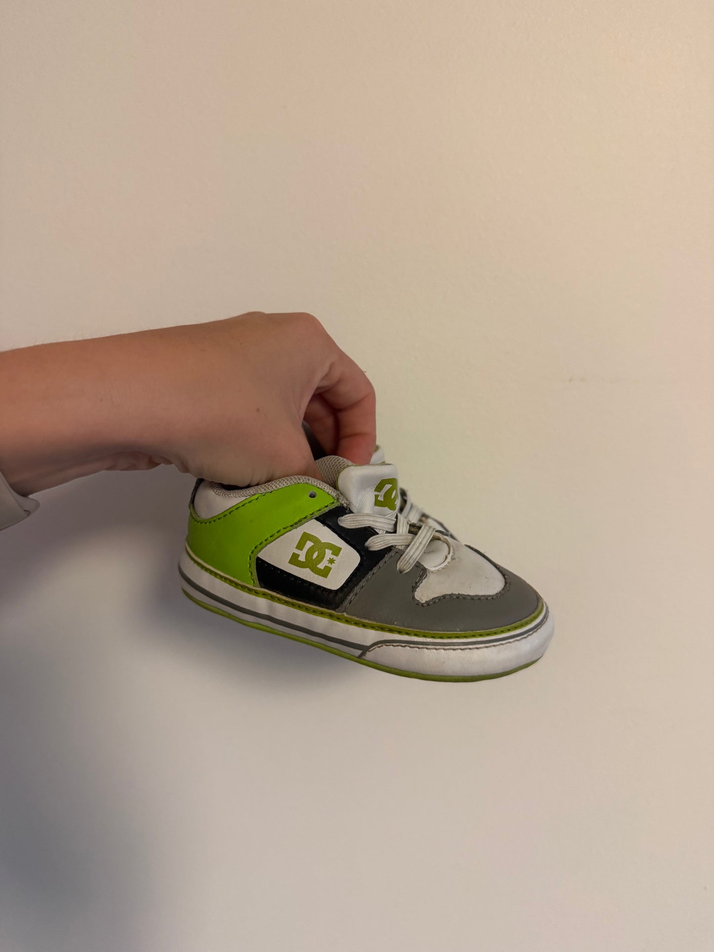 DC SHOES SIZE 4
