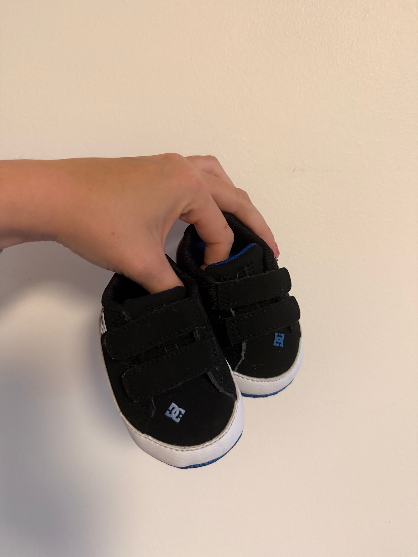 NEAR NEW DC SHOES SIZE 1