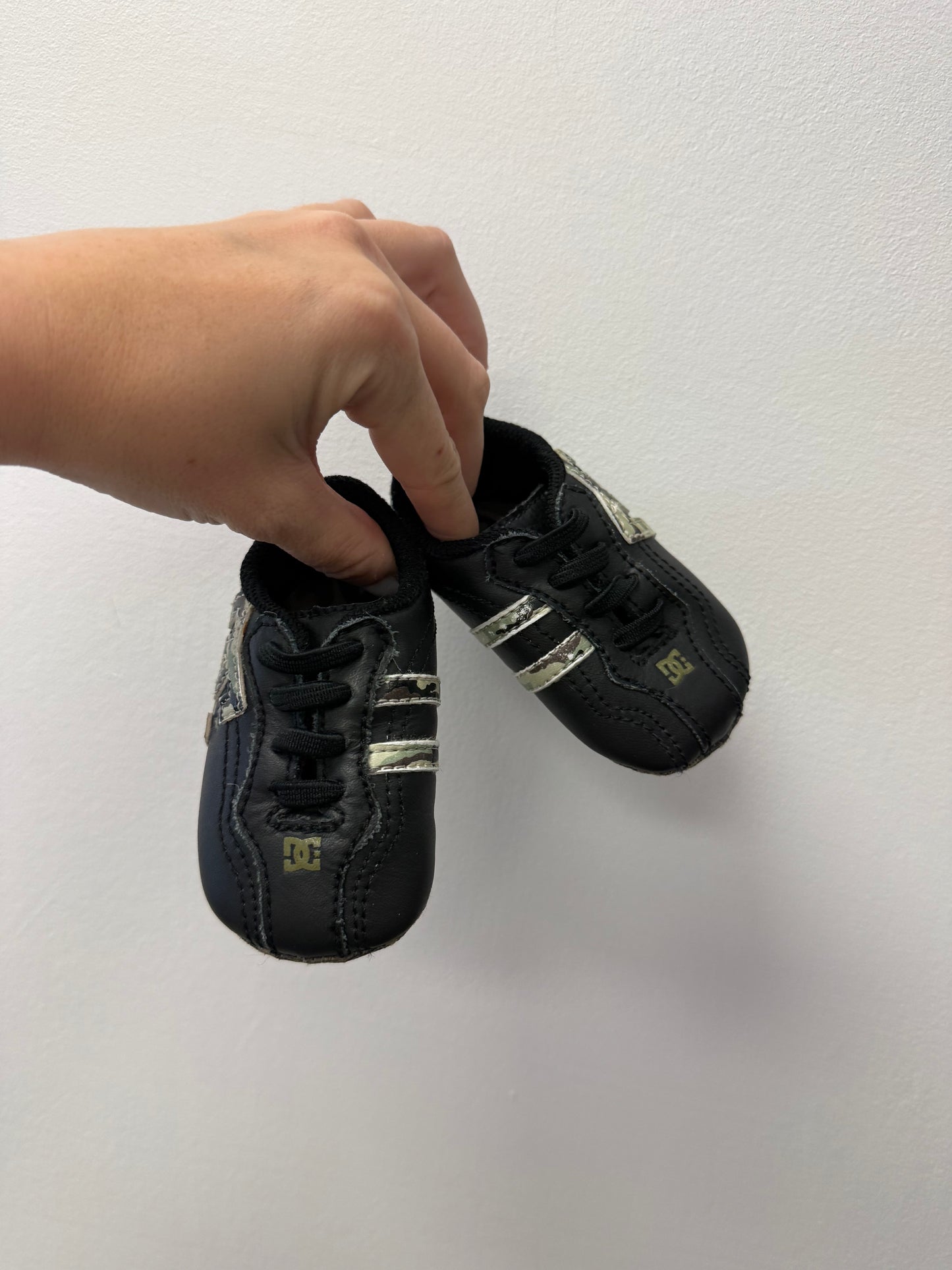 DC CAMO SHOES SIZE 1