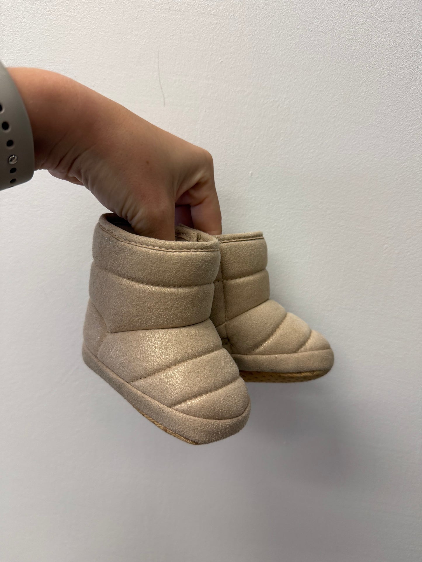 OLD NAVY GOLD SPRAKLE BOOTIES SIZE 0-3M