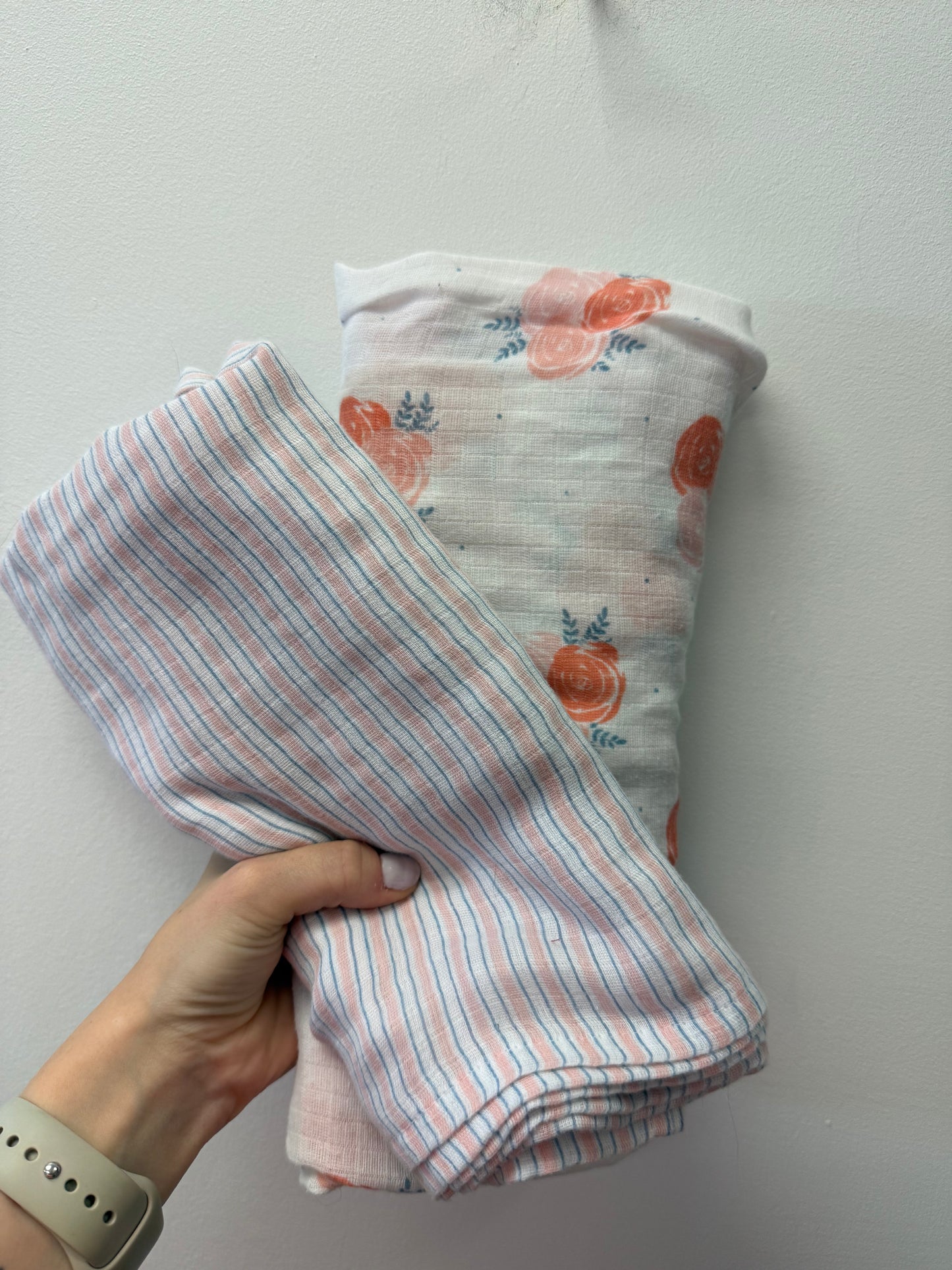 2 PACK OF IDEAL BABY MUSLIN SWADDLE BLANKETS