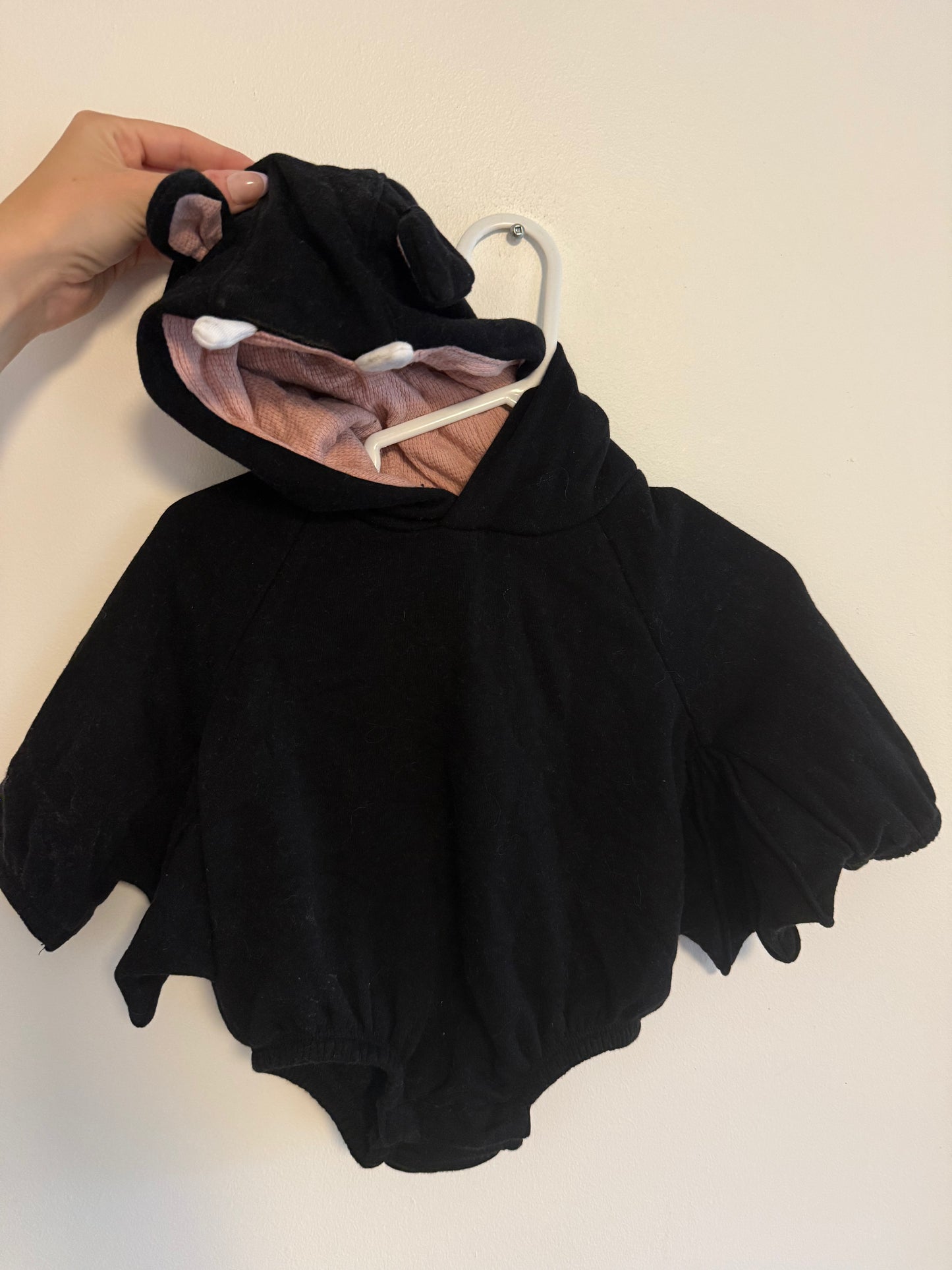 OLD NAVY BAT BUBBLE ONESIE (COSTUME) SIZE 3-6M