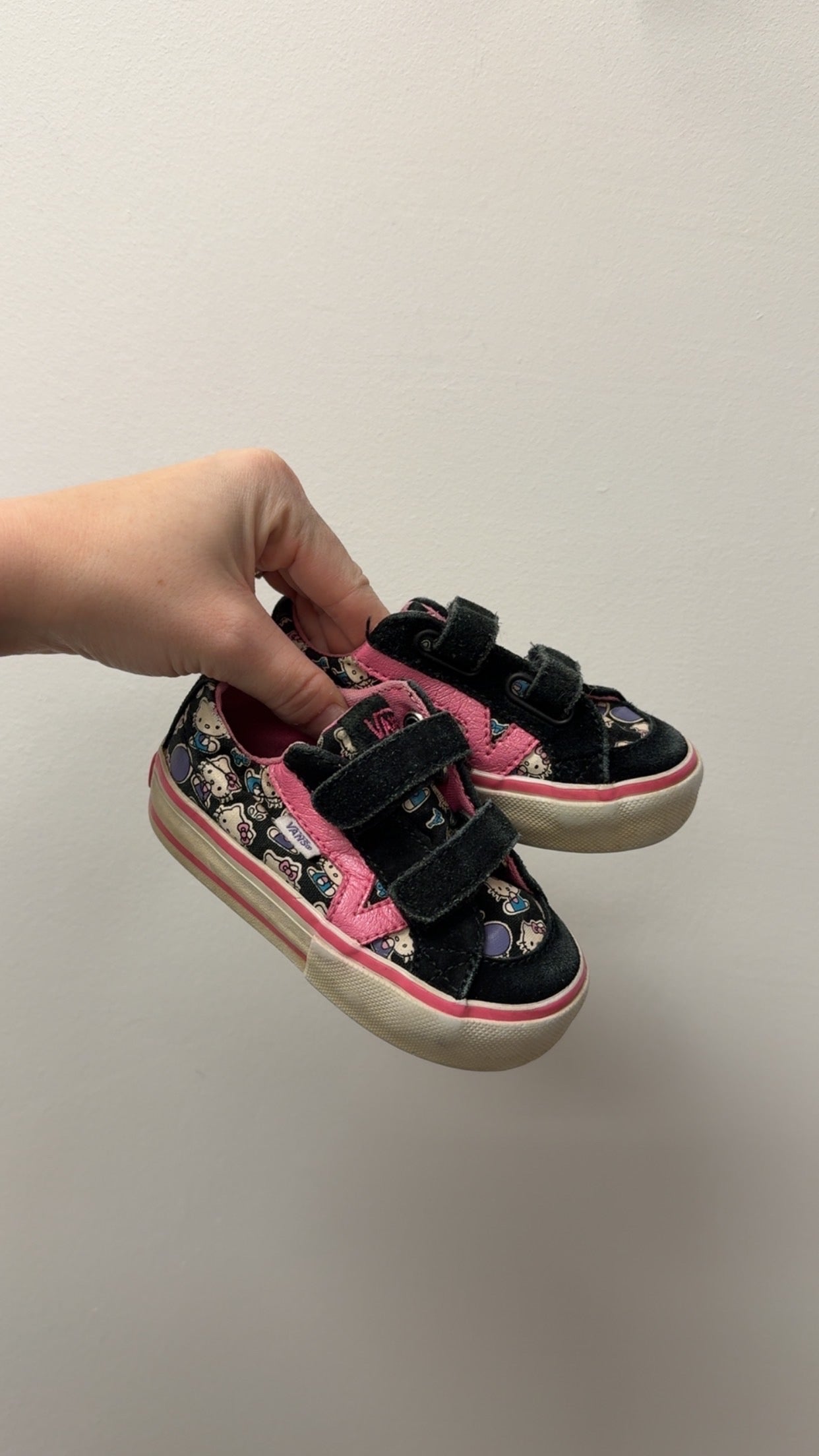 VANS HELLO KITTY SIZE 5