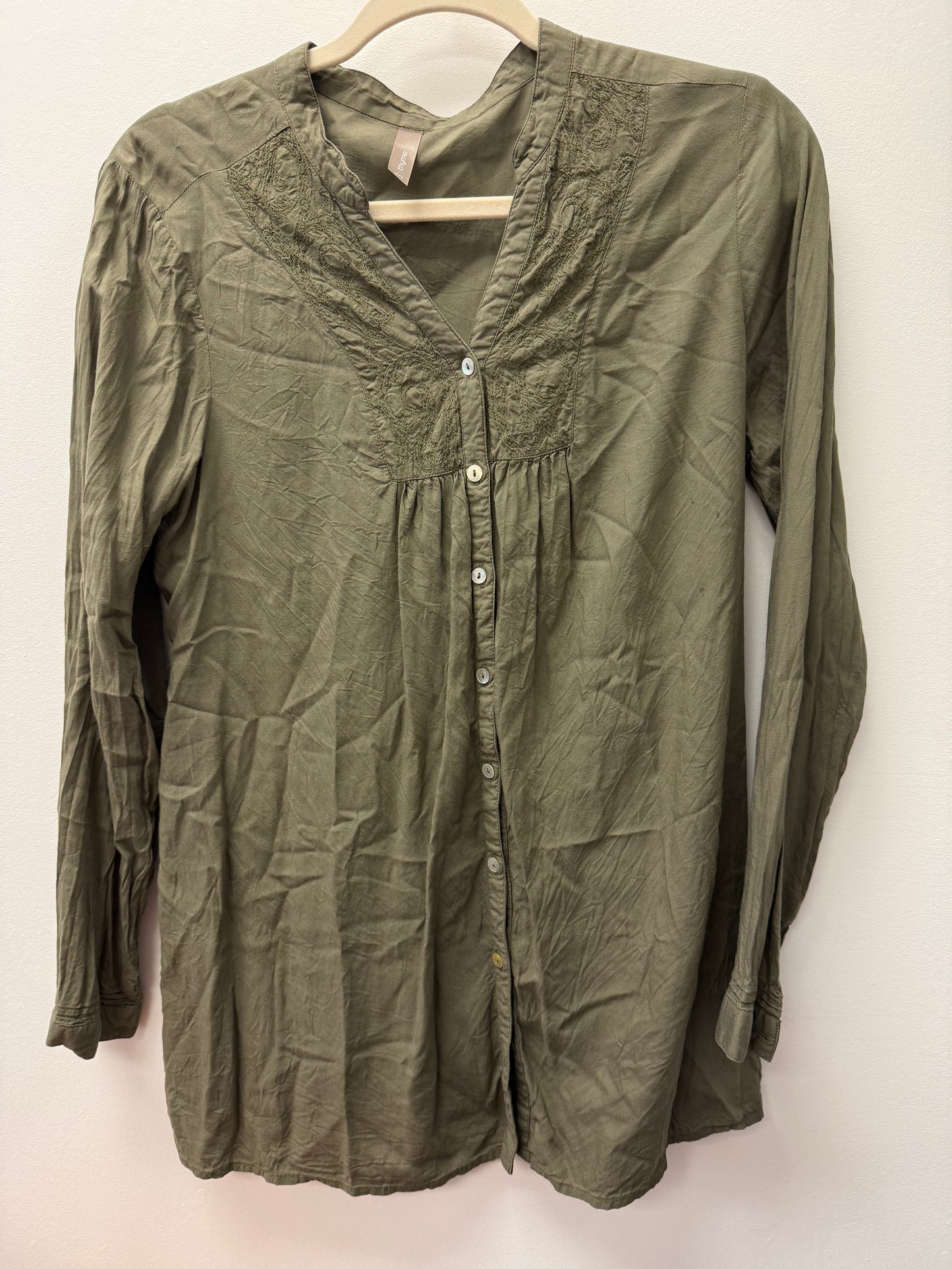 THYME MATERNITY GREEN BUTTON UP SIZE LARGE