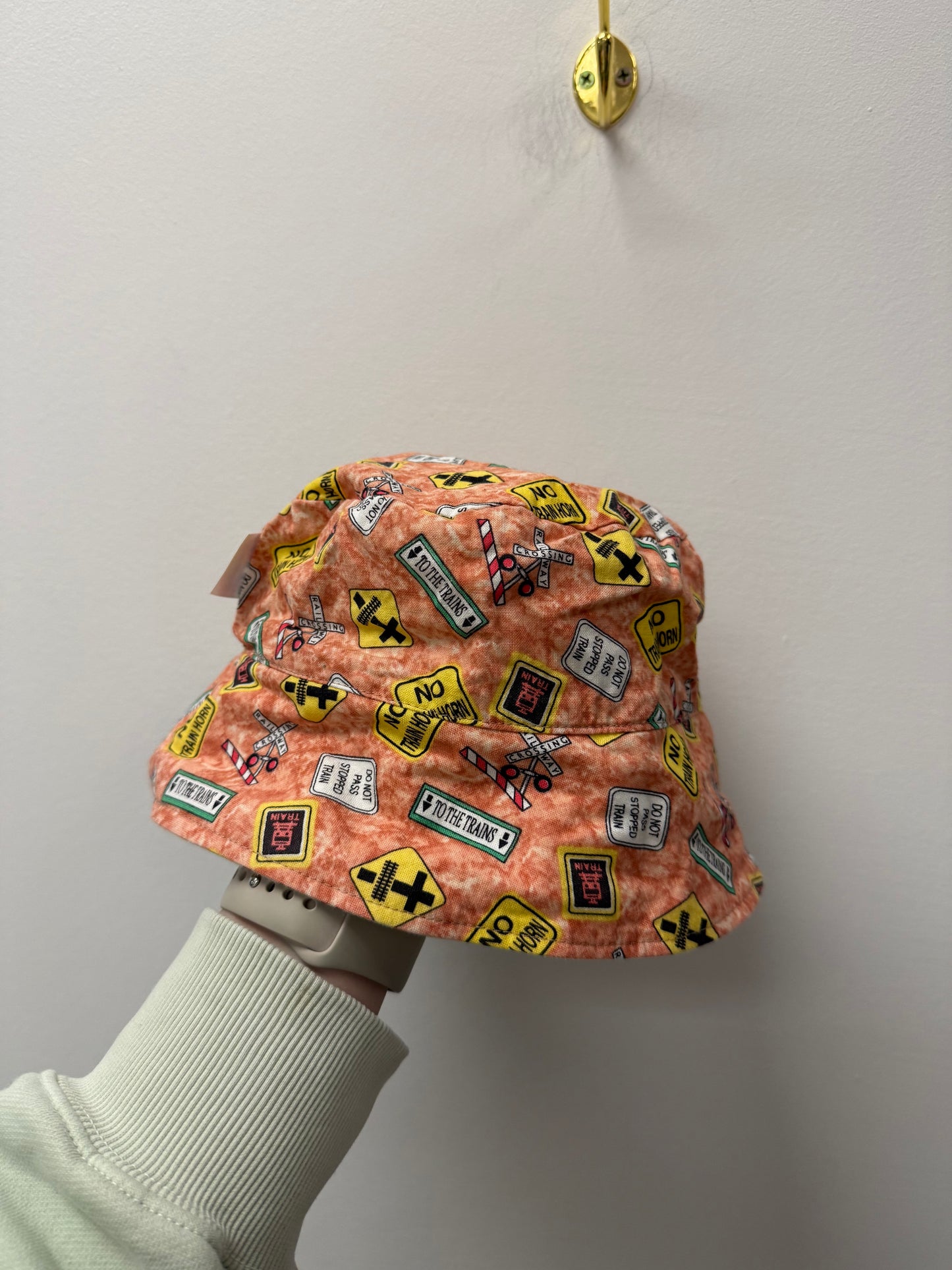 REVERSIBLE TRAINS CROSSING SUN HAT SIZE 12-24M