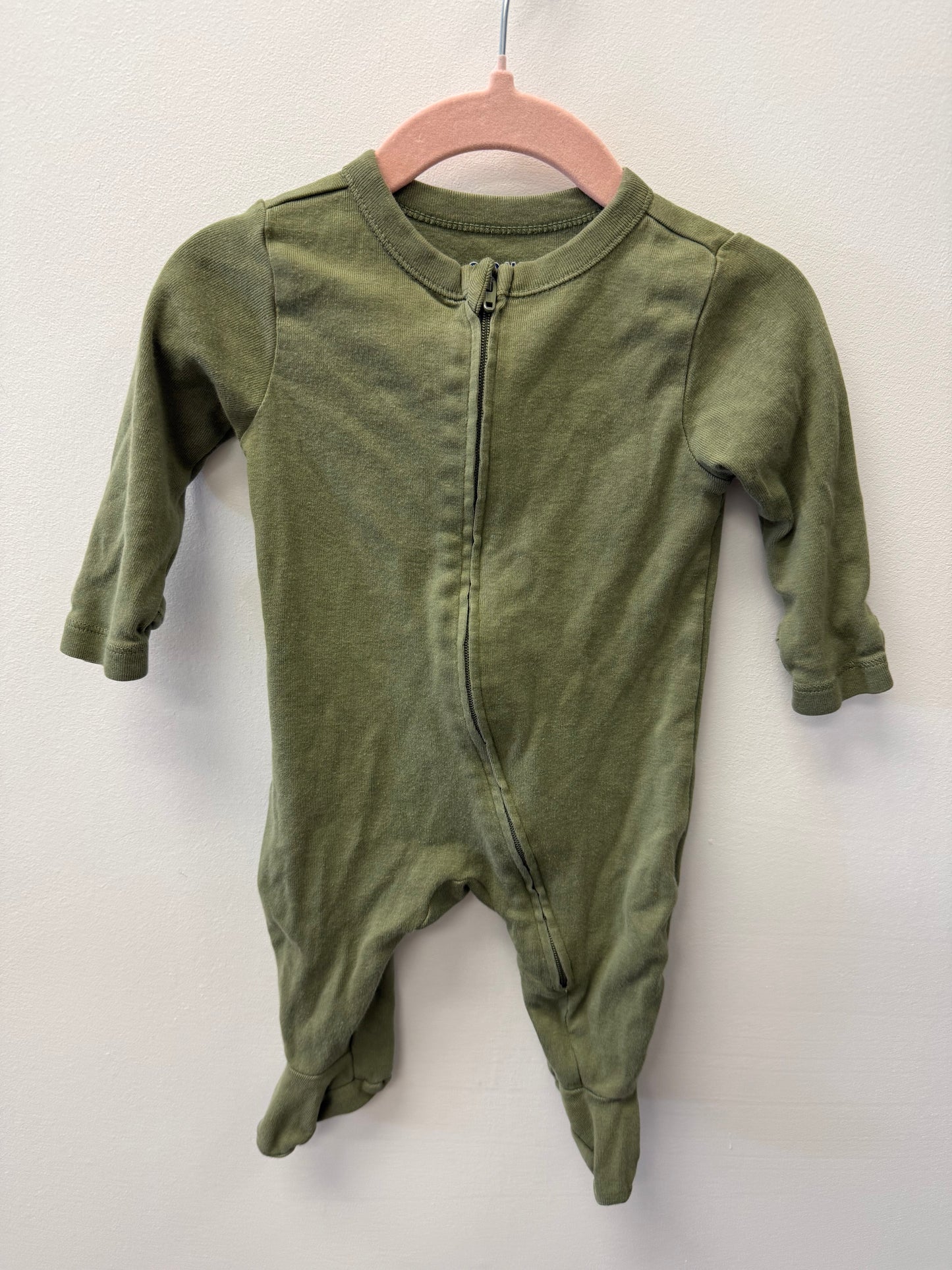 OLD NAVY GREEN SLEEPER SIZE 0-3M