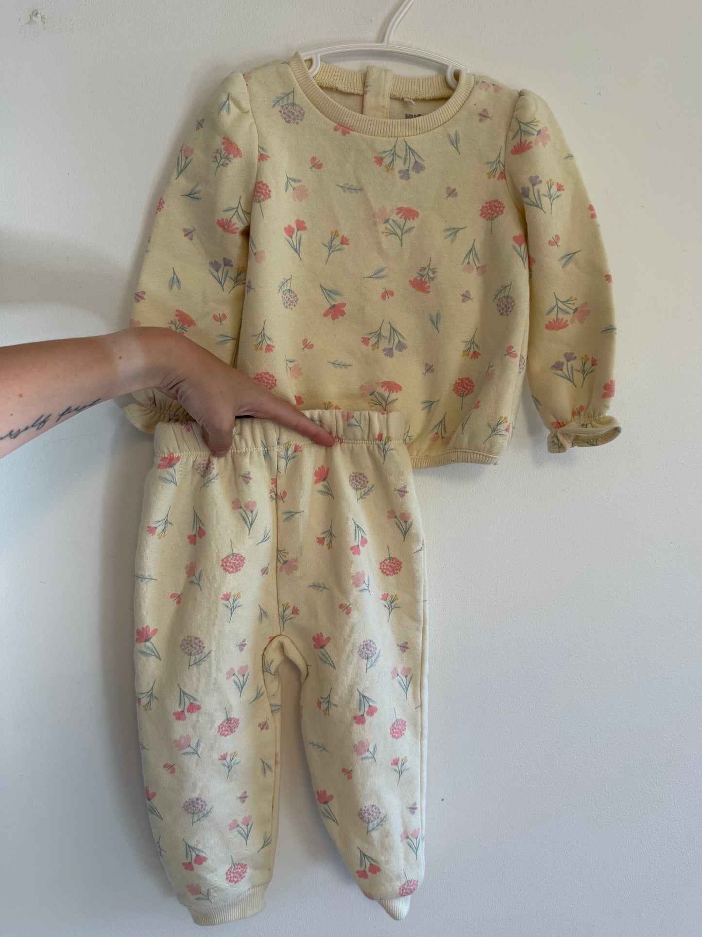 HUGGIES FLEECE LINED FLORAL OUTFIT SIZE 18M