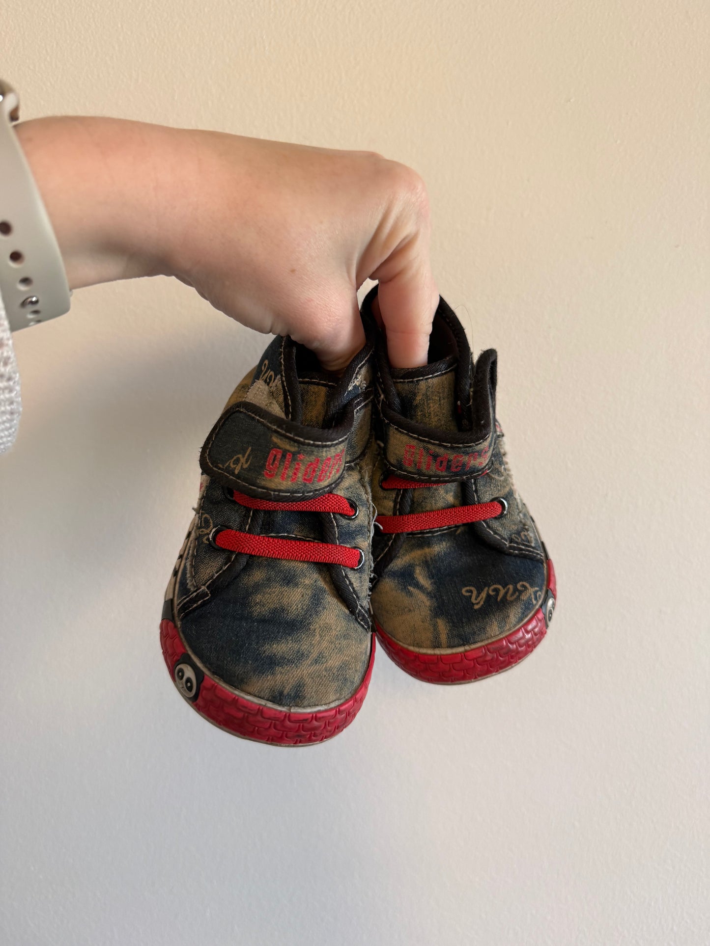 GLIDER SHOES SIZE 7