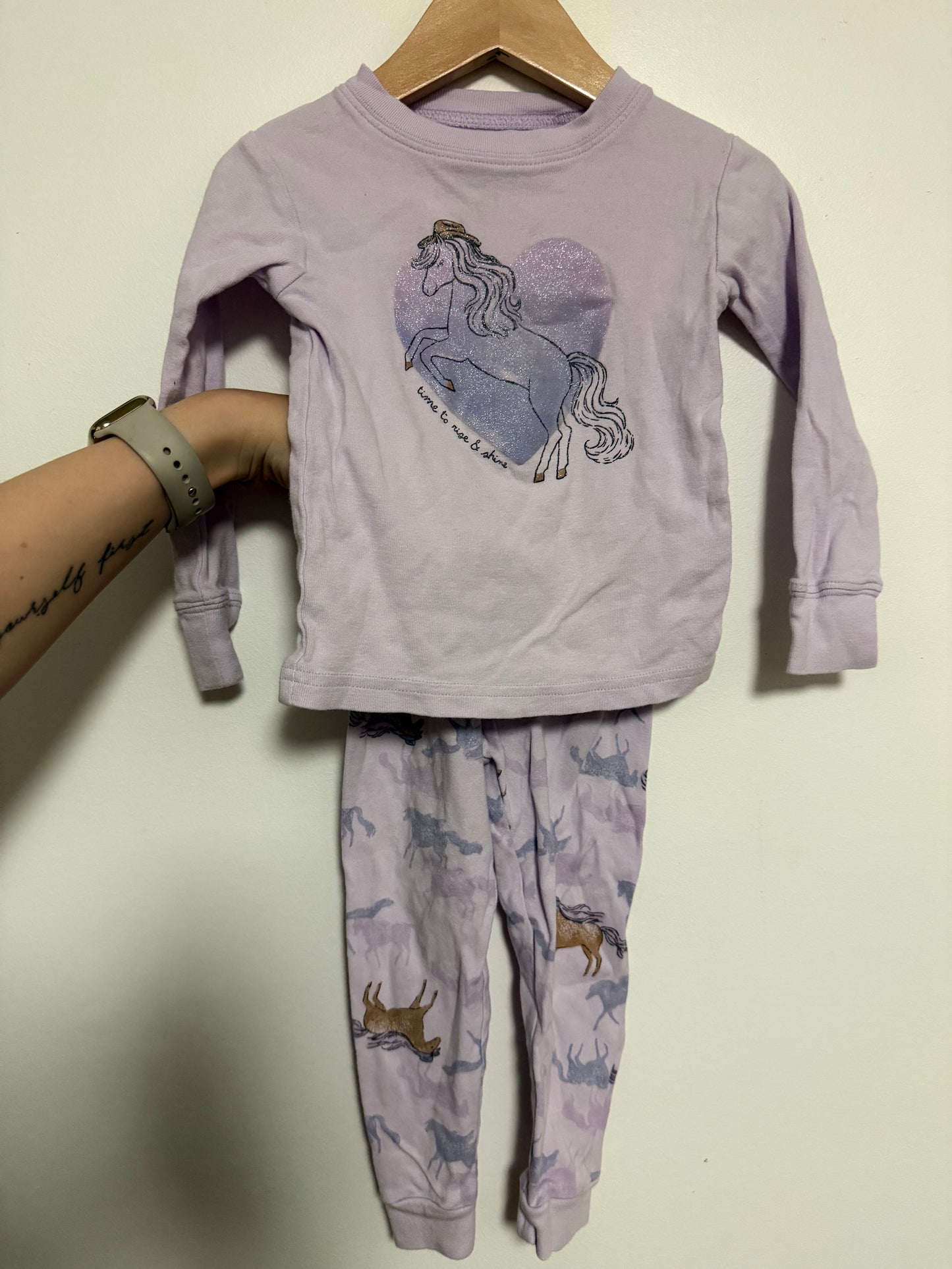 CARTERS UNICORN PJ'S SIZE 2T