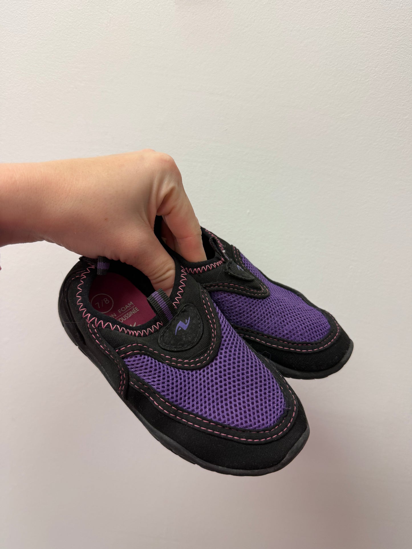 ATHLETIC WORKS WATER SHOES SIZE 7-8