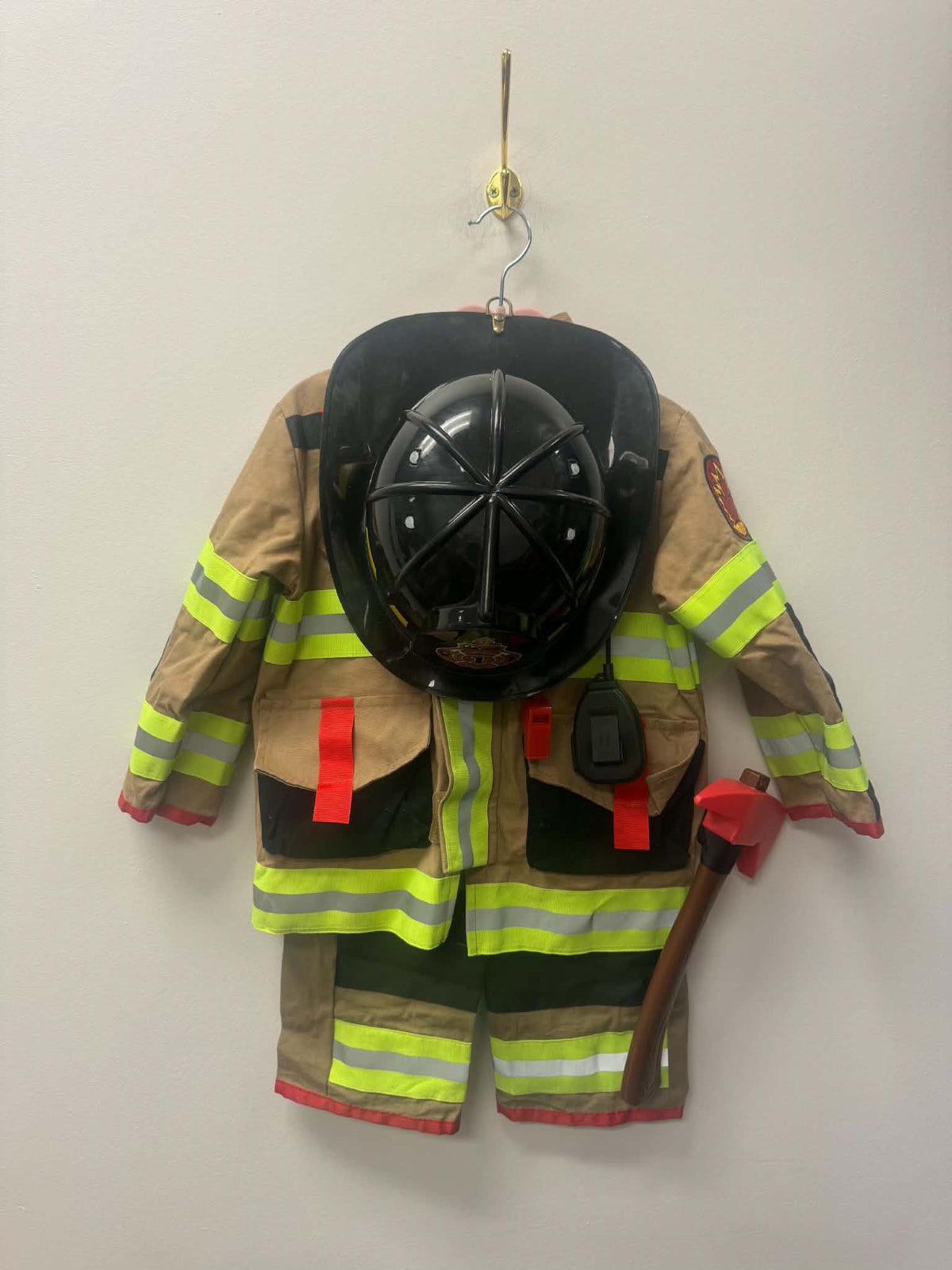 4 PIECE FIREMAN COSTUME SIZE 4-5