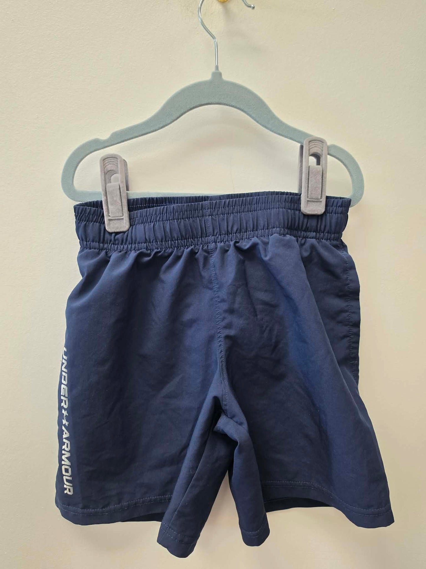 UNDER ARMOUR SHORTS SIZE 5-6